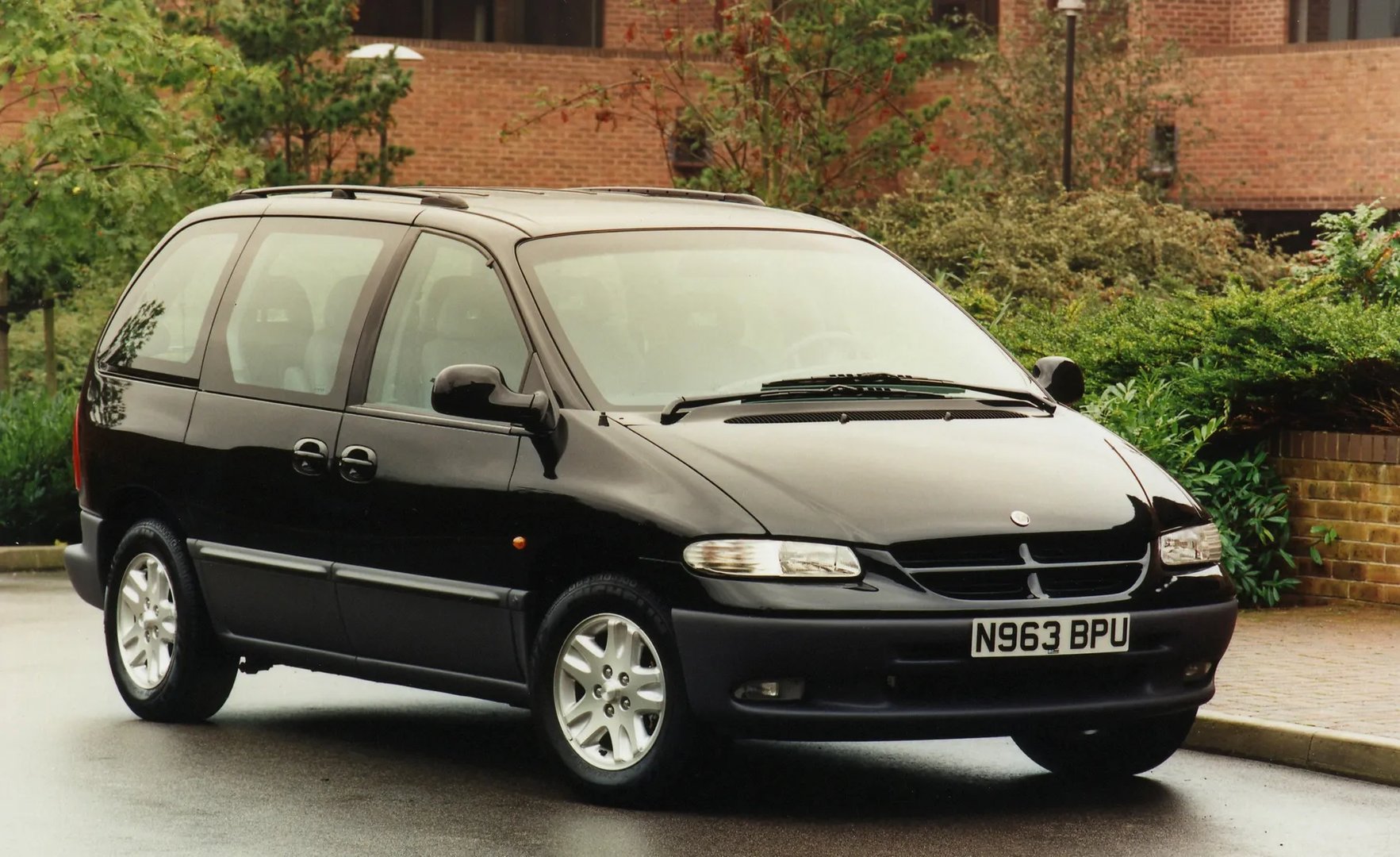 Chrysler_Grand_Voyager_3_generation__Minivan__2.jpg