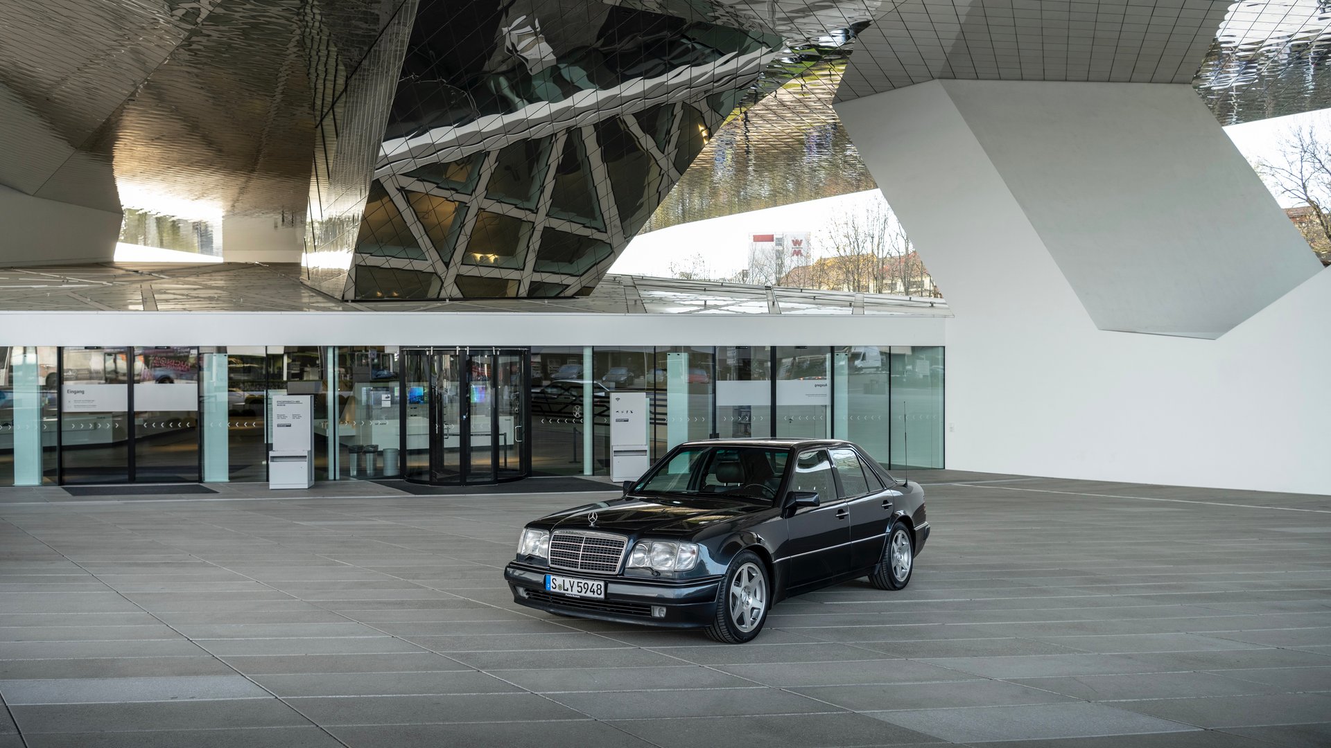 Mercedes-Benz 500 E: En Üst Düzey Performans Sedanı