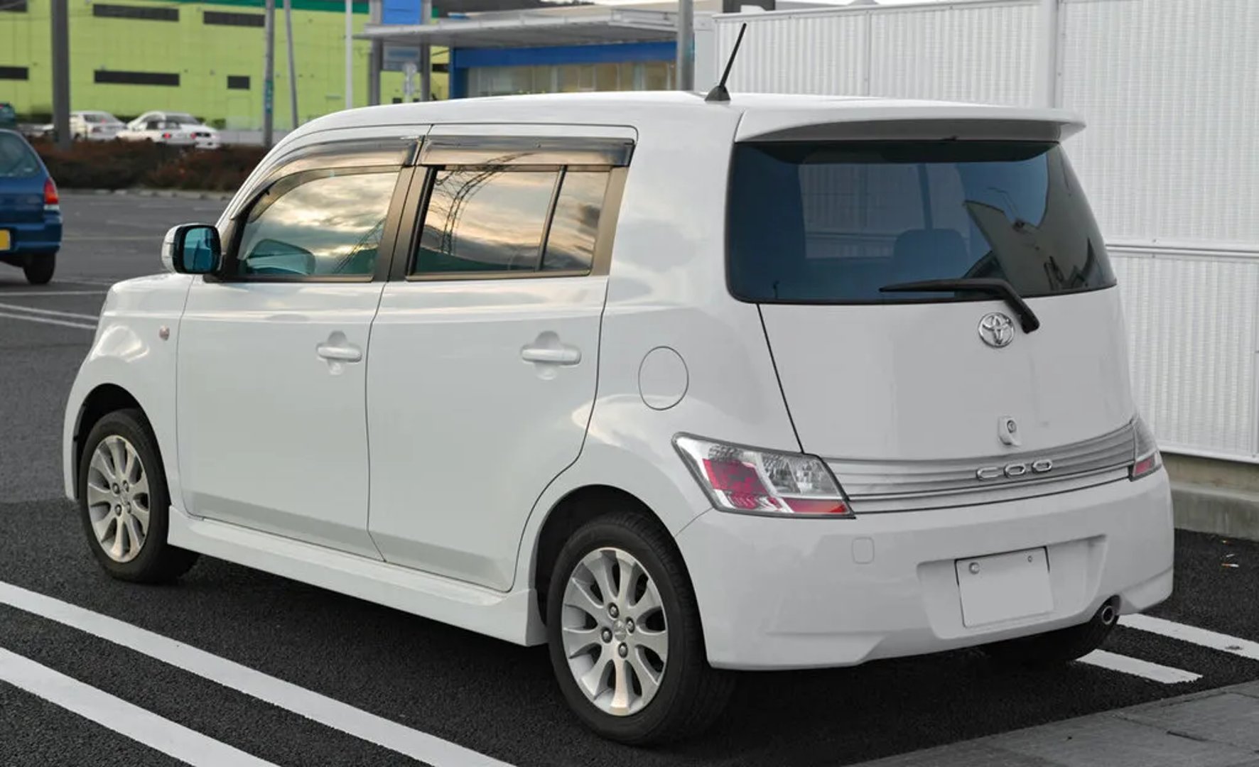 Daihatsu_Coo_1_generation__Microvan__2.jpg