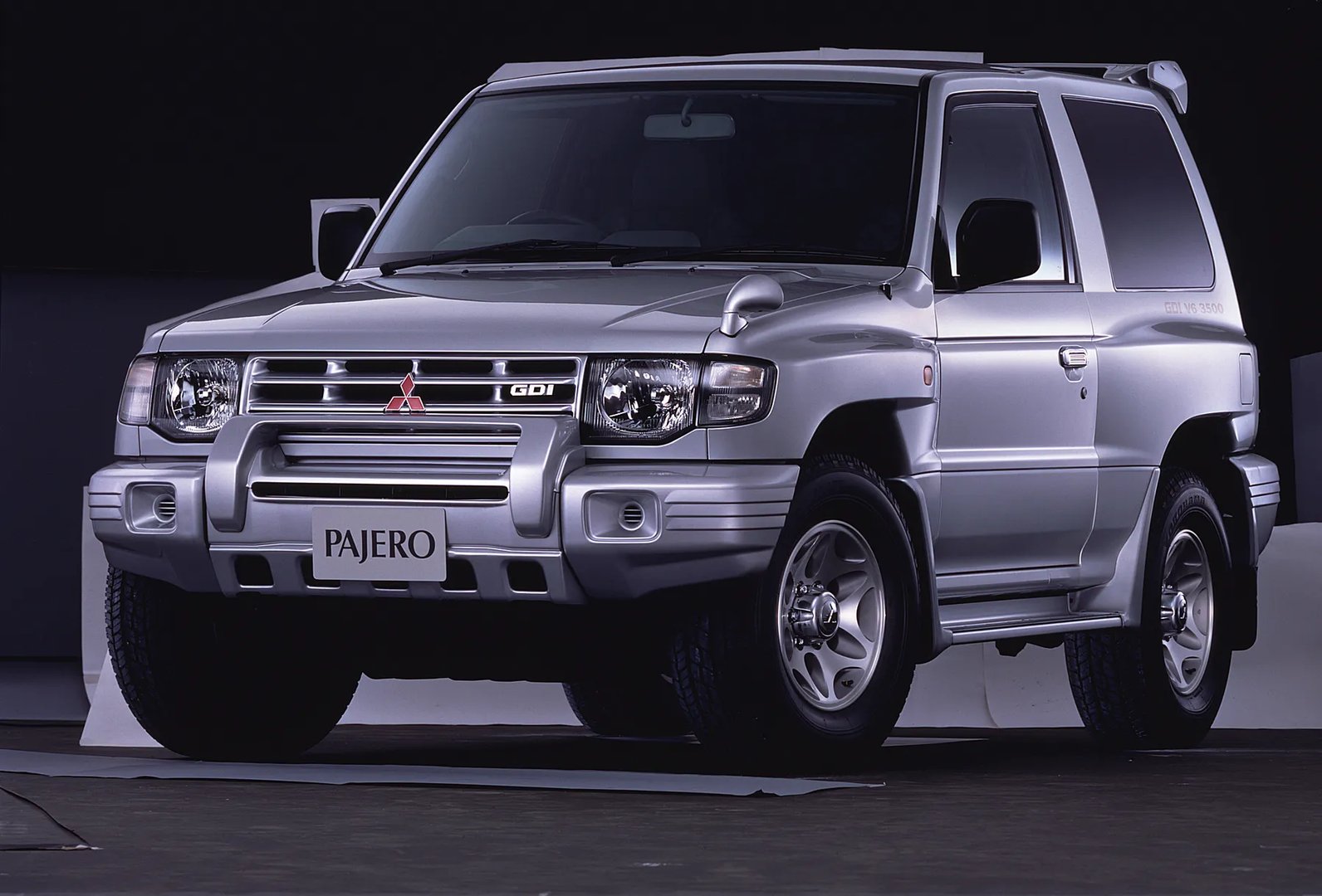 Mitsubishi_Pajero_2_generation_restyling__SUV_3-doors__1.jpg