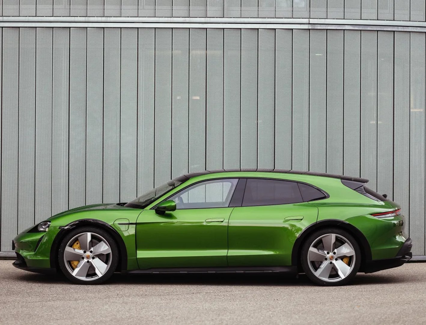 Porsche_Taycan_1_generation__Estate_5-door__7.jpg