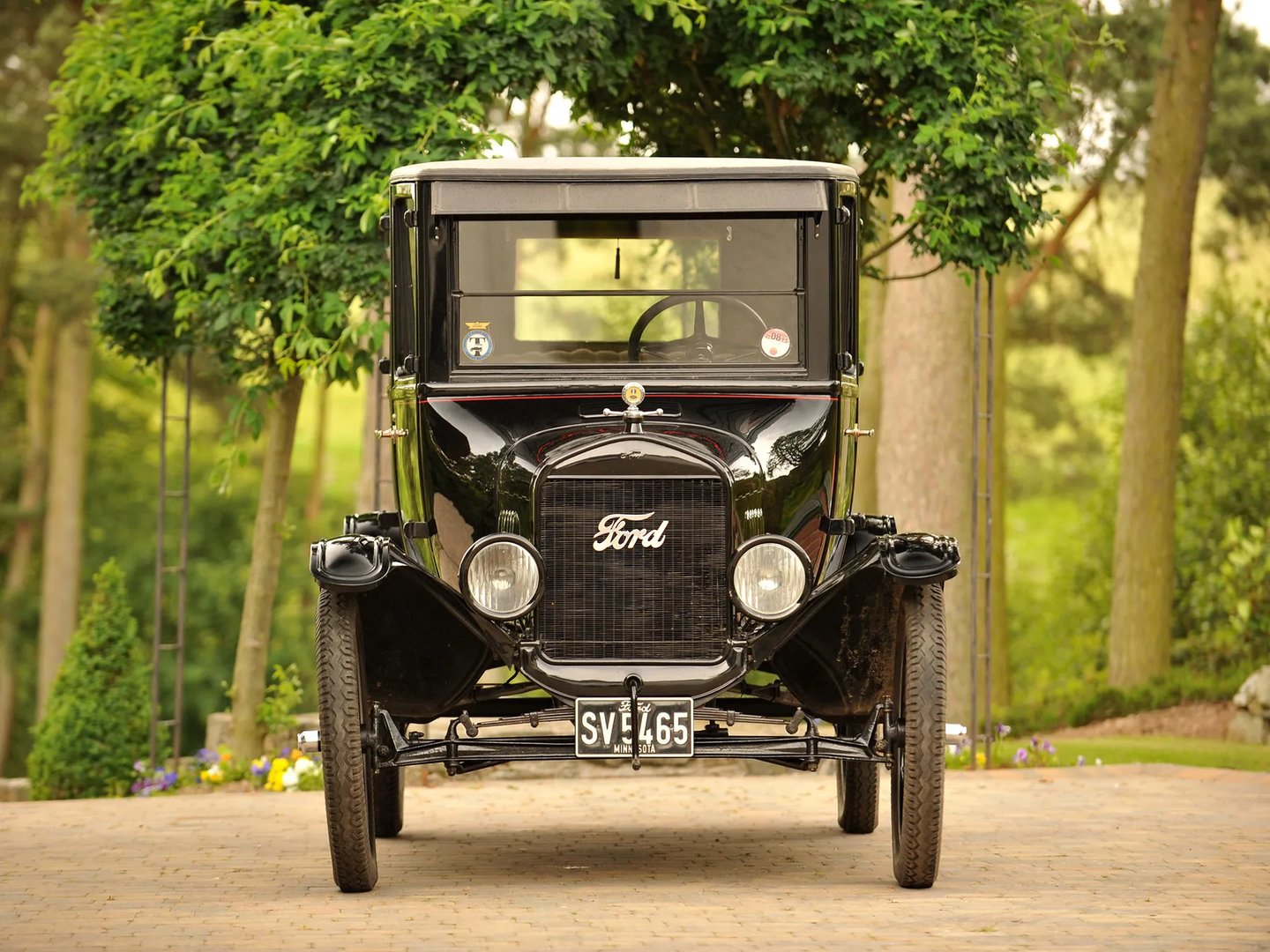 Ford_Model_T_1_generation__Sedan__2.jpg