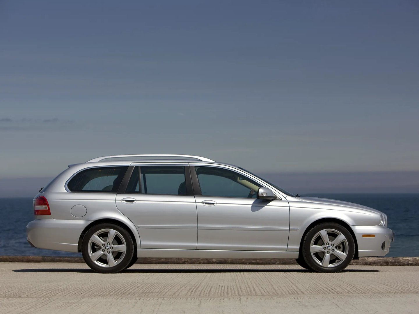 Jaguar_X-Type_1_generation_restyling__Estate_5-door__3.jpg