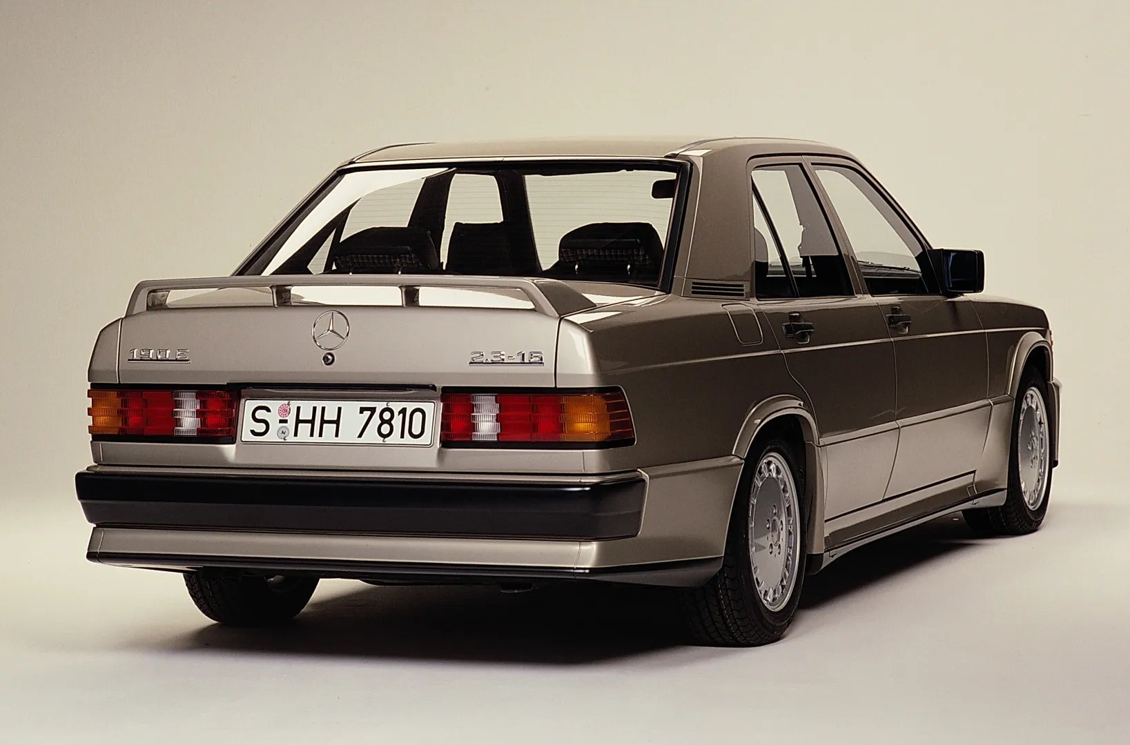 Mercedes_190_(W201)_1_generation__Sedan__8.jpg