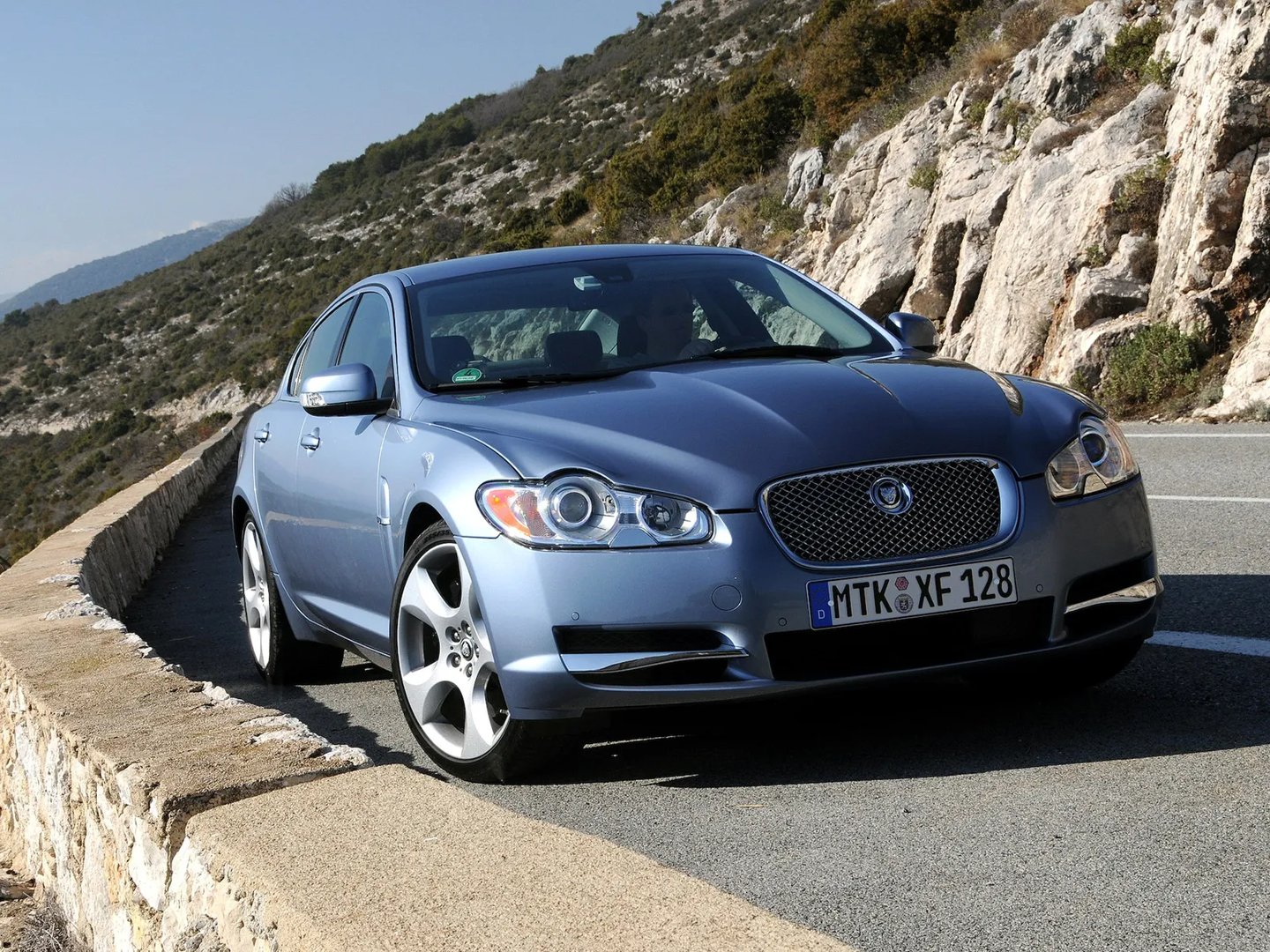 Jaguar_XF_1_generation__Sedan__4.jpg