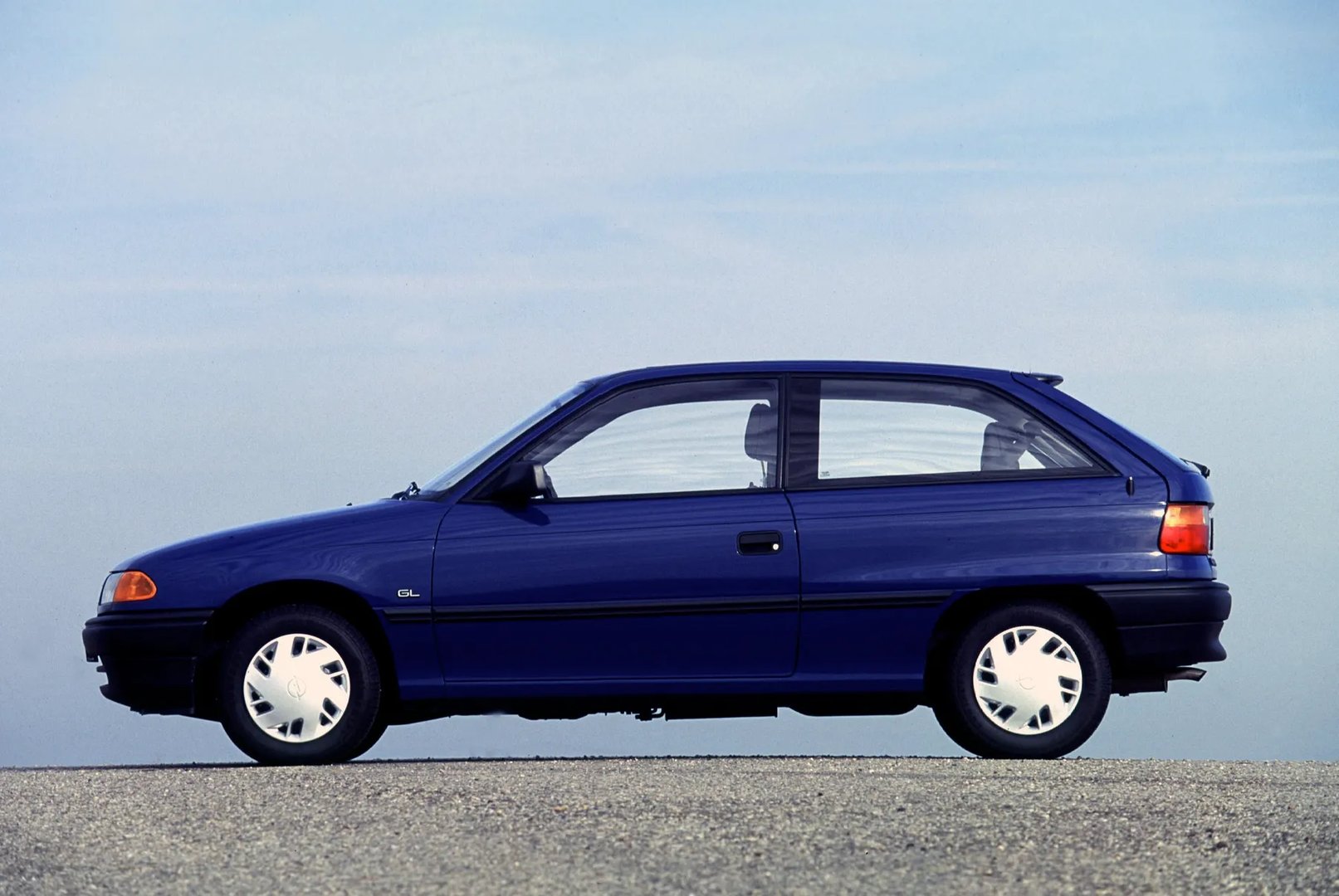 Opel_Astra_1_generation__Hatchback_3-door__9.jpg