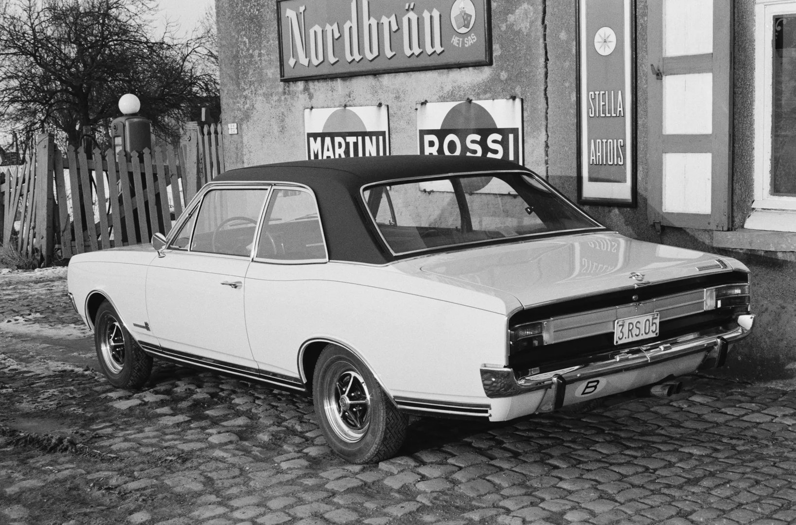 Opel_Commodore_1_generation__Sedan_2-doors__4.jpg