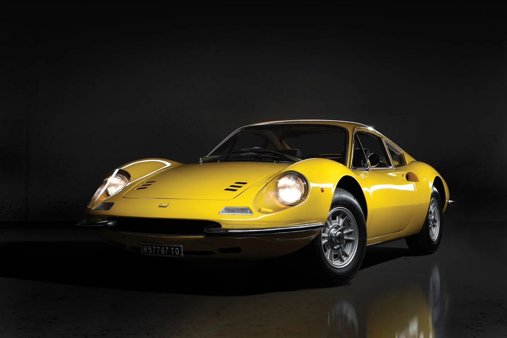 Ferrari_Dino_246_GT_1_generation__Coupe__10.jpg