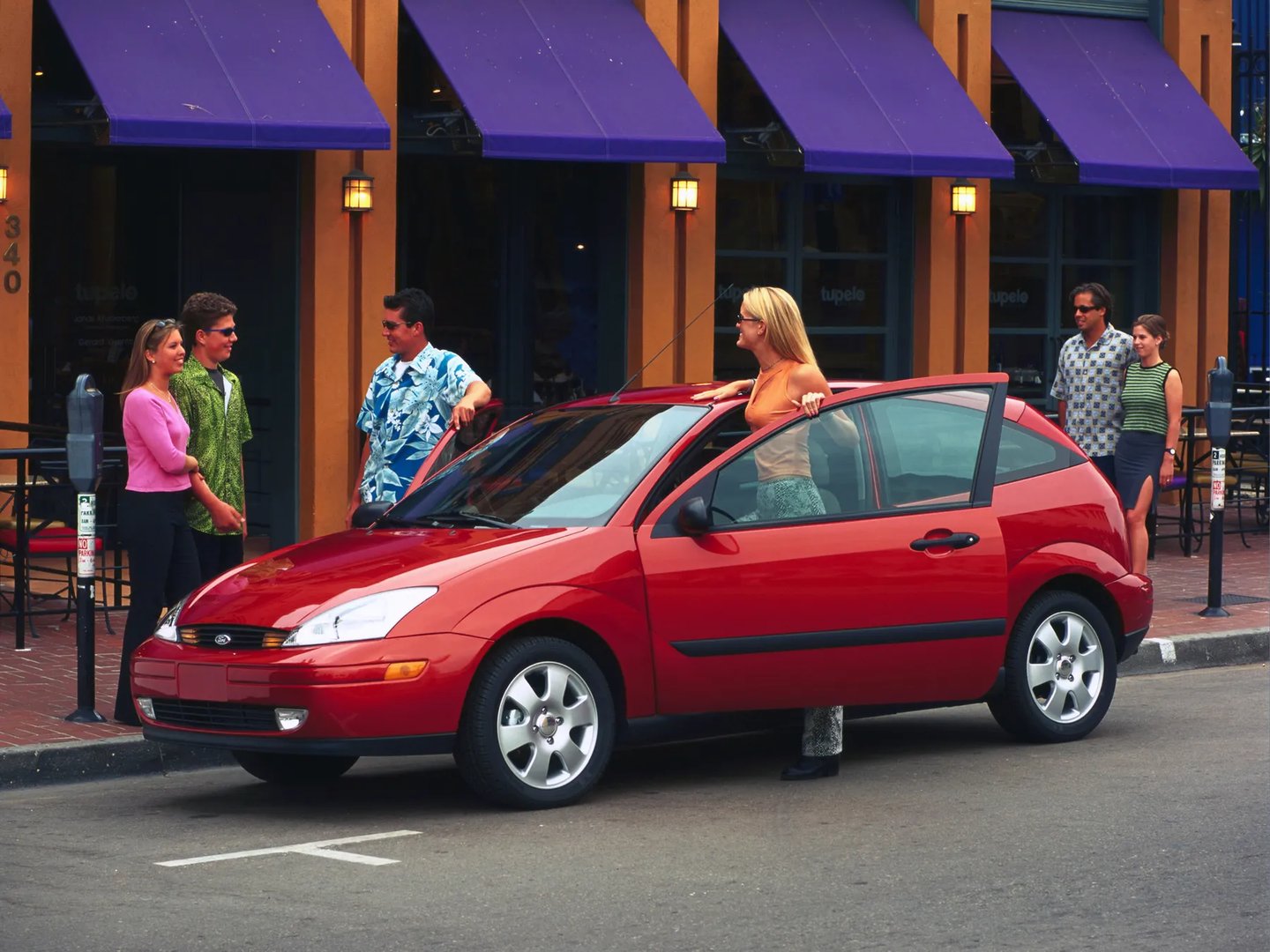 Ford_Focus_(North_America)_1_generation__Hatchback_3-door__11.jpg