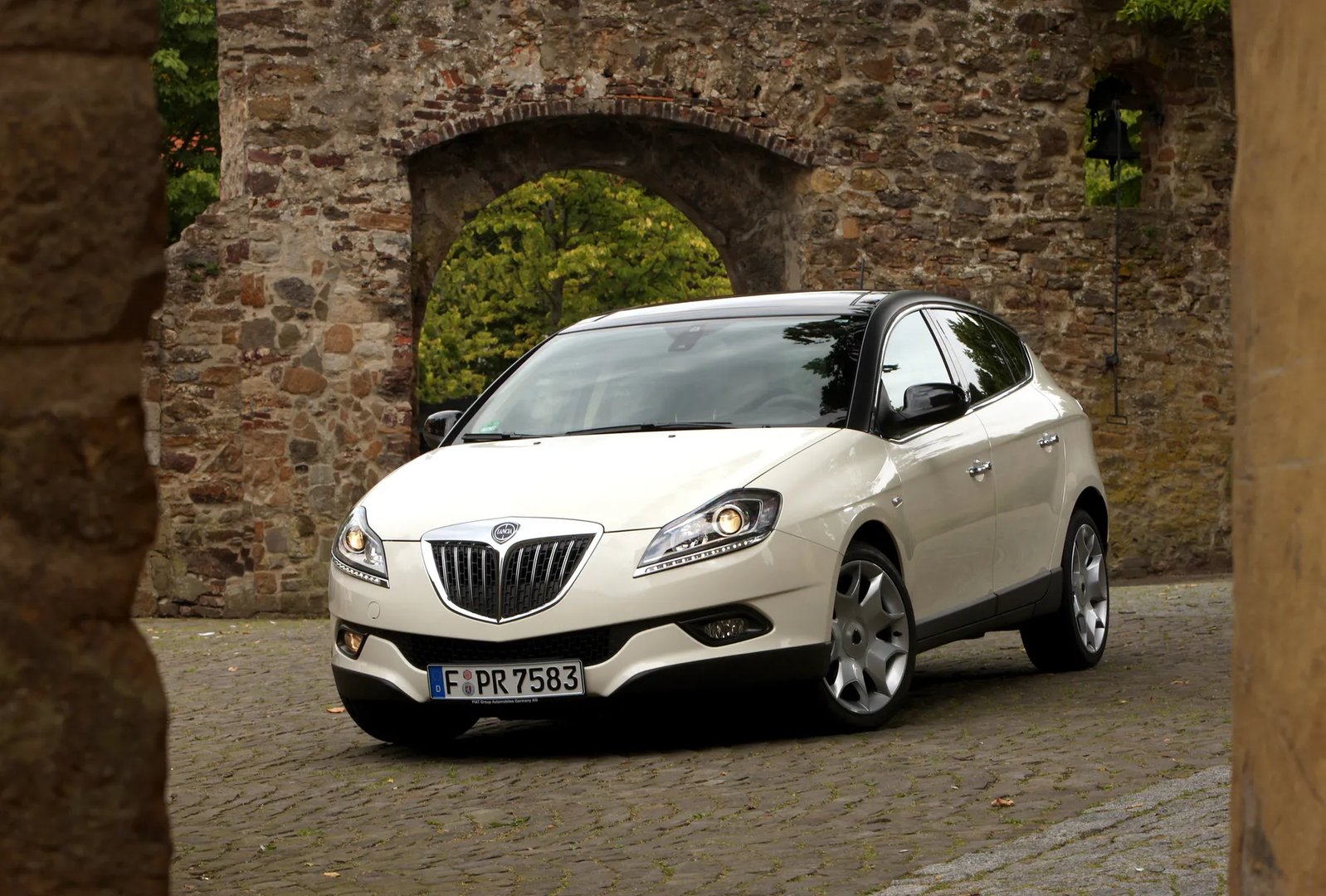 Lancia_Delta_3_generation__Hatchback_5-door__6.jpg