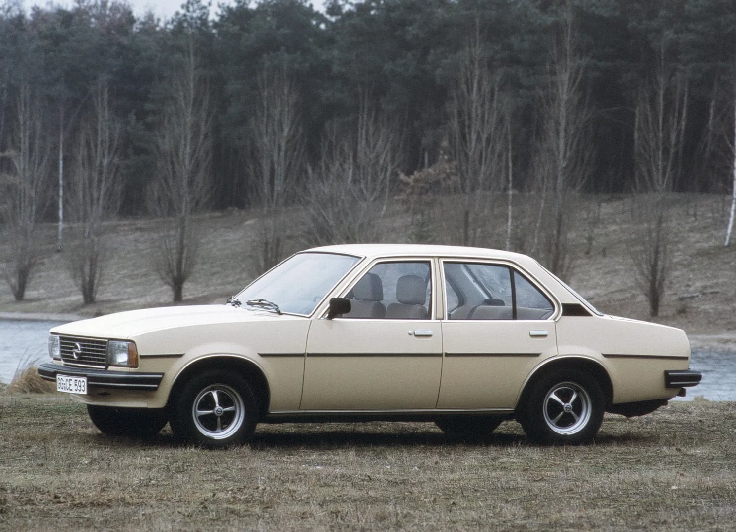 Opel_Ascona_2_generation__Sedan__11.jpg