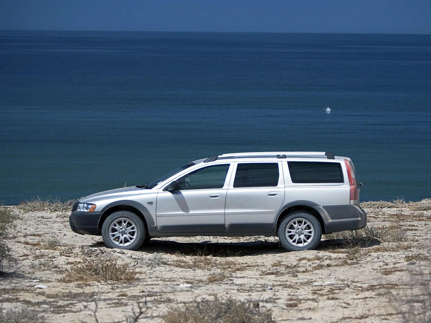 Volvo_XC70_1_generation_restyling__Estate_5-door__13.jpg