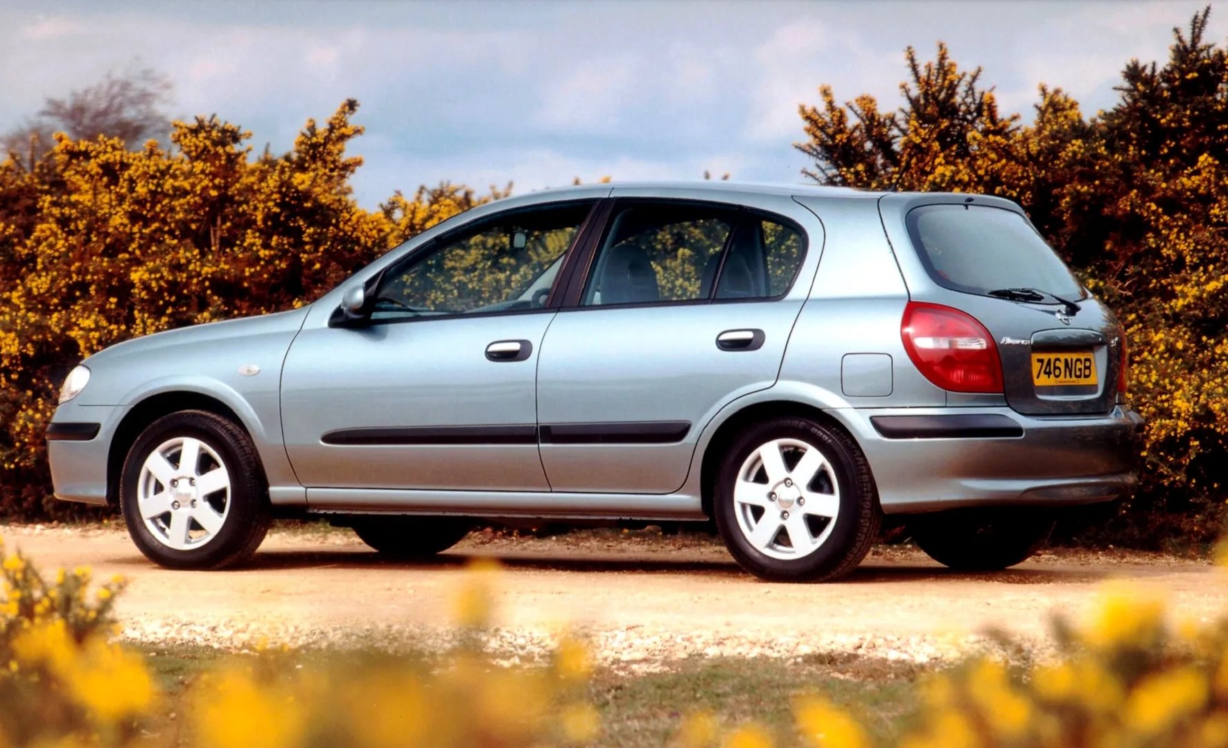 Nissan_Almera_2_generation__Hatchback_5-door__2.jpg
