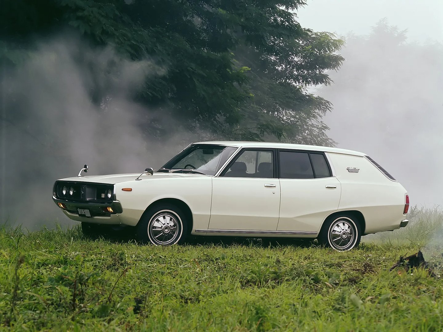 Nissan_Skyline_4_generation__Estate_5-door__6.jpg