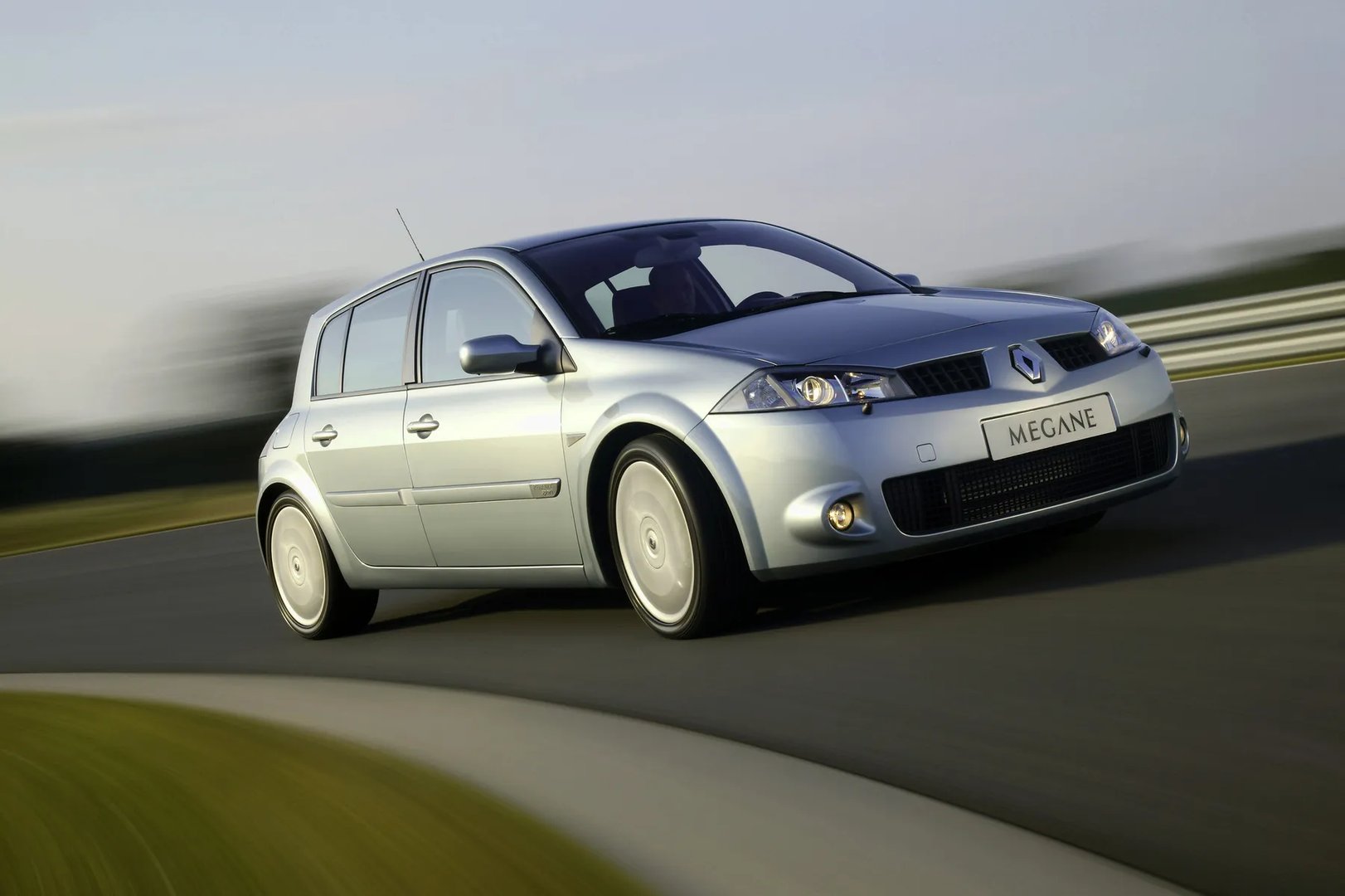 Renault_Megane_RS_2_generation__Hatchback_5-door__3.jpg