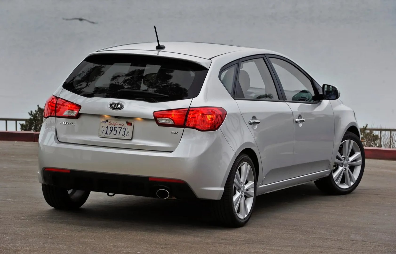 Kia_Forte_1_generation__Hatchback_5-door__2.jpg