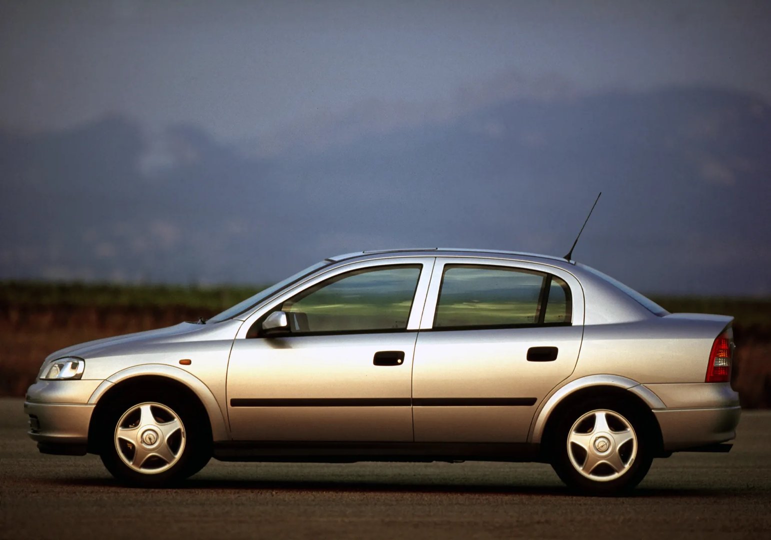 Opel_Astra_2_generation__Sedan__11.jpg