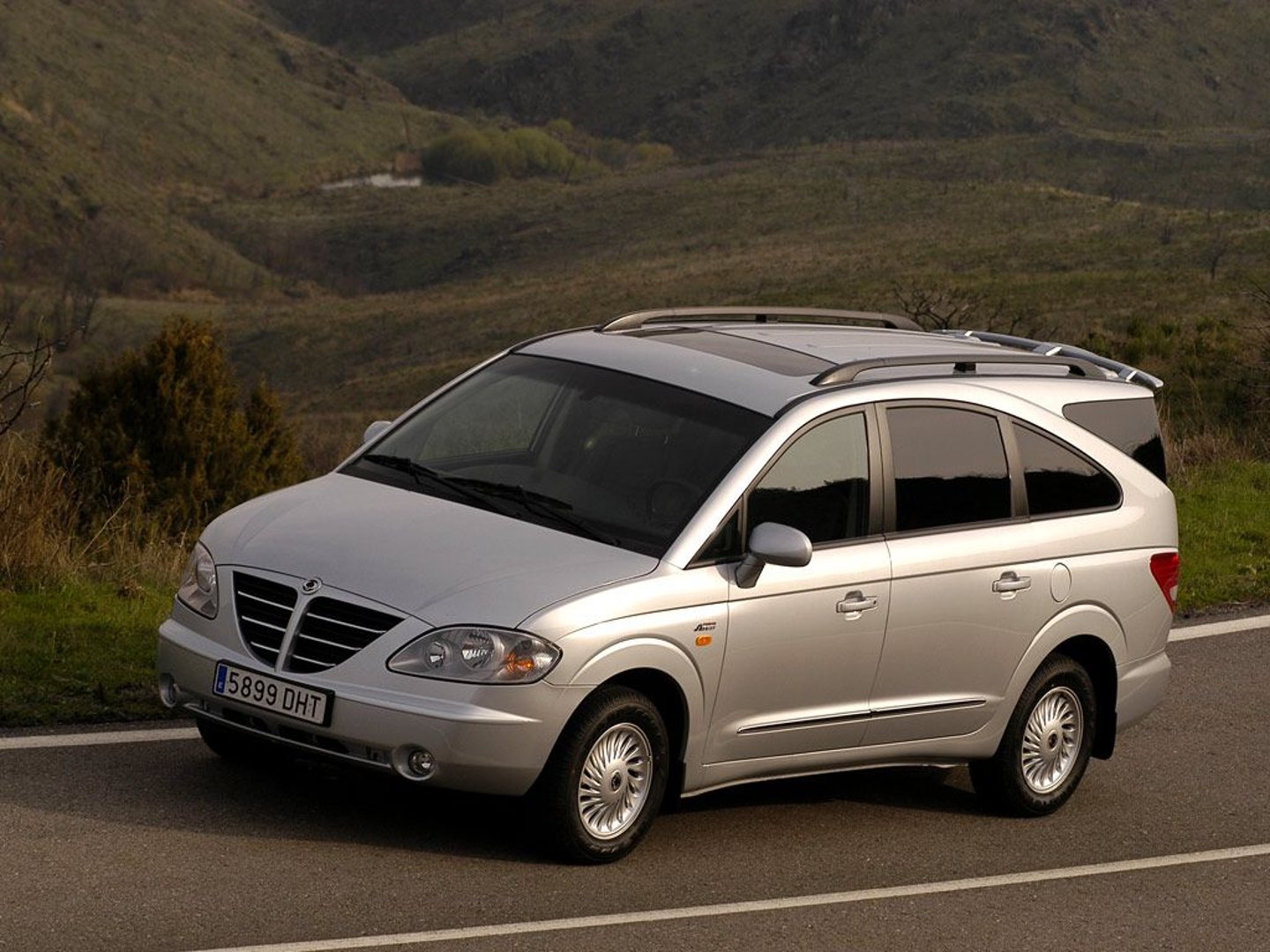 ssangyong_Rodius_1_generation__Minivan__11.jpg