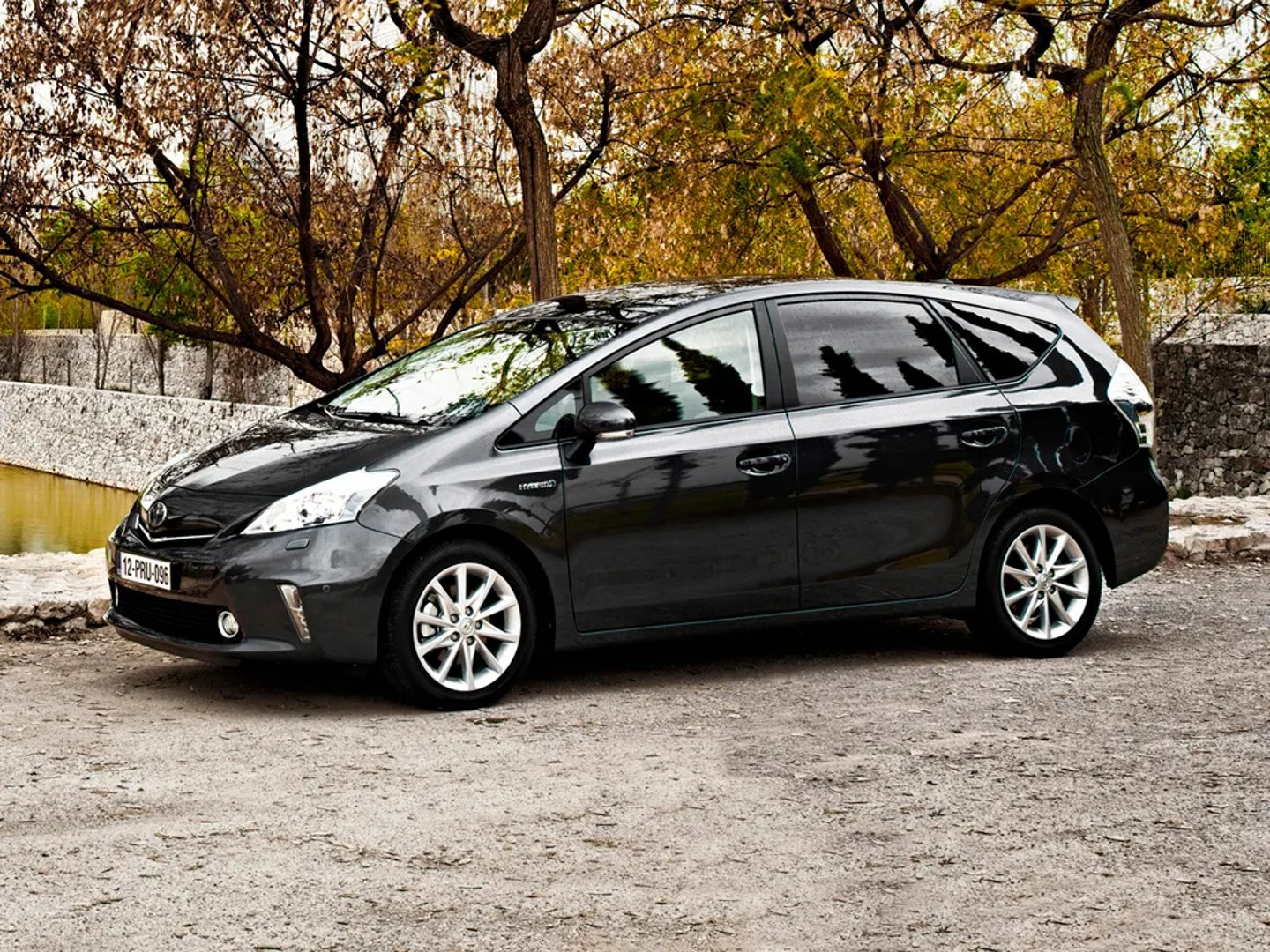 Toyota_Prius_Plus_1_generation__Estate_5-door__12.jpg