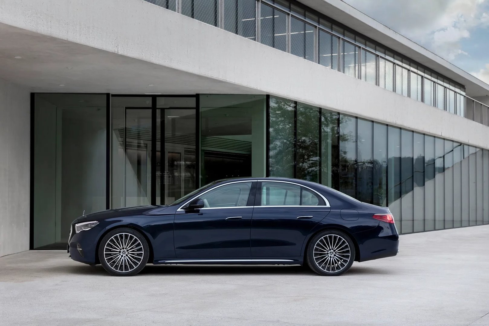 Mercedes_E-Class_6_generation__Sedan__5.jpg