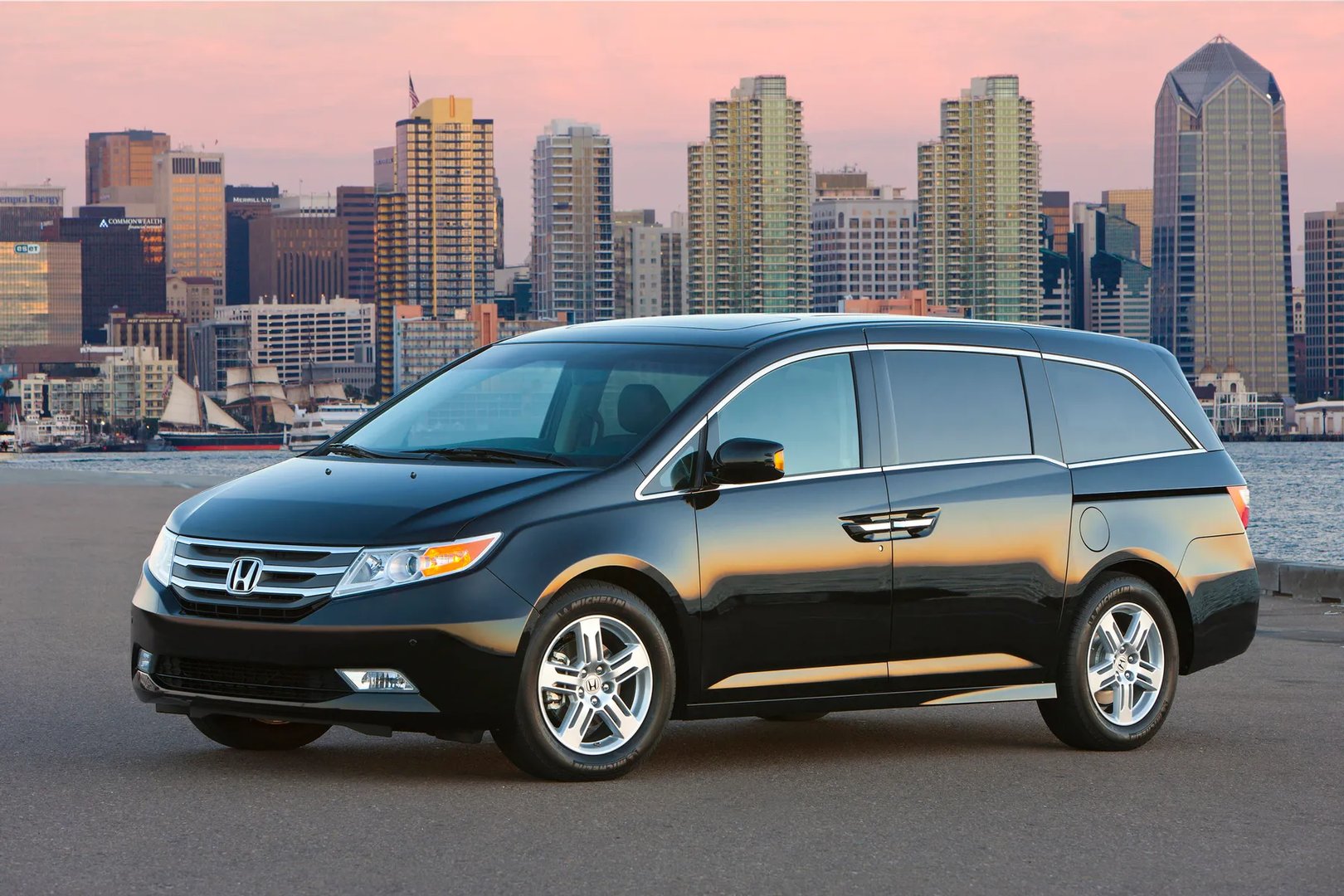 Honda_Odyssey_(USA)_4_generation__Minivan__10.jpg