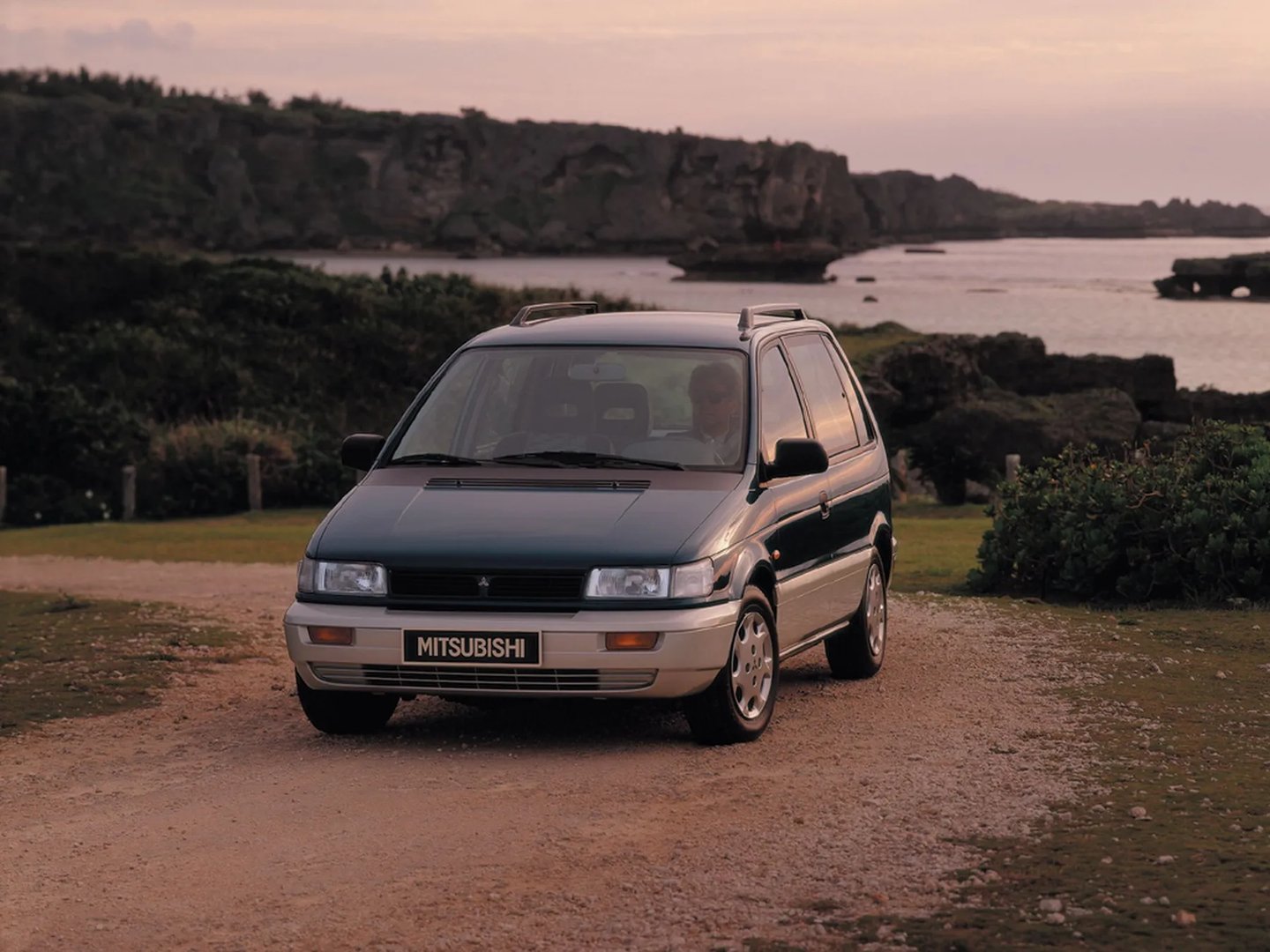 Mitsubishi_Space_Runner_1_generation__Compact_Van__5.jpg