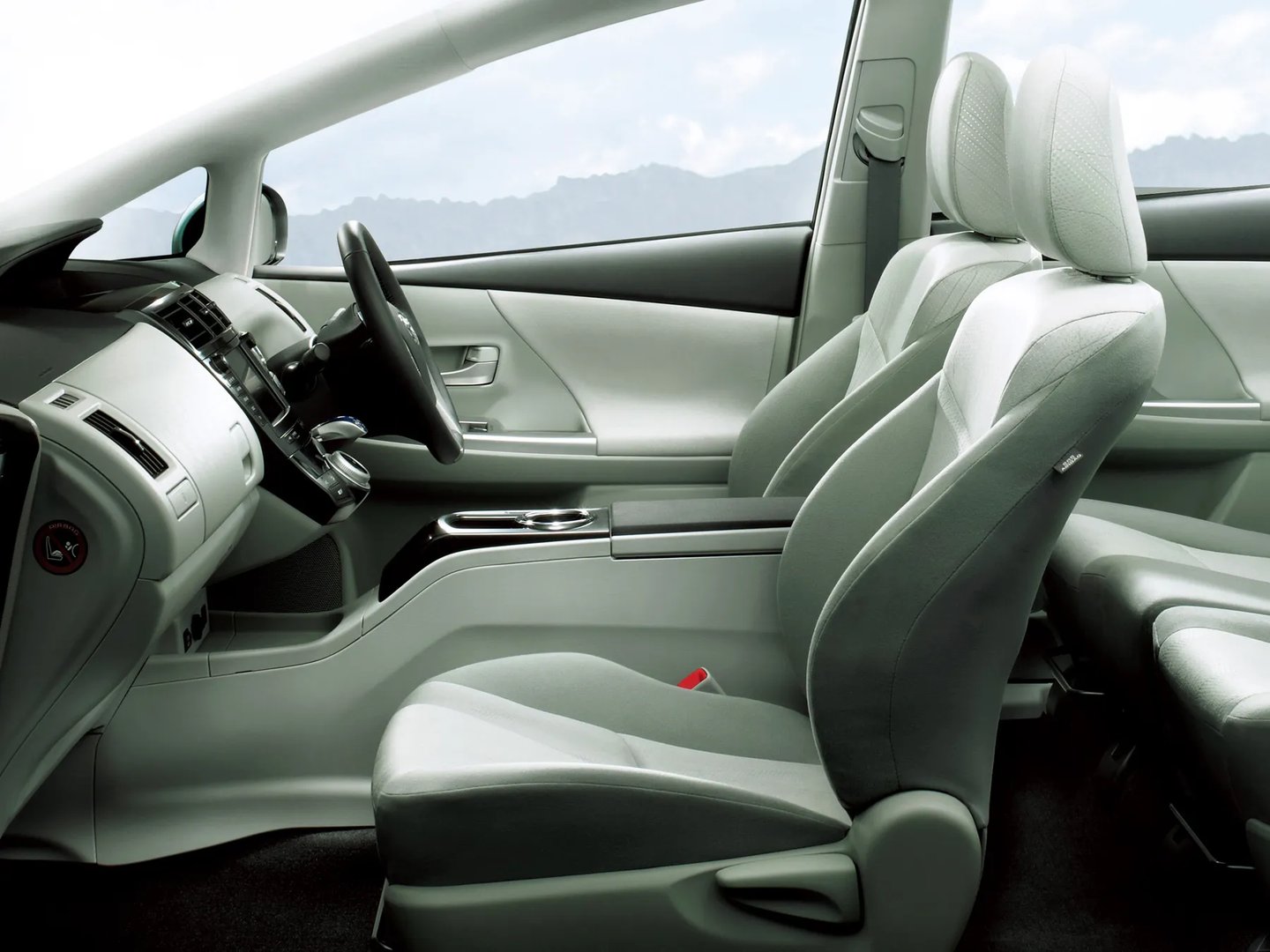 Toyota_Prius_Alpha_1_generation__Estate_5-door__6.jpg