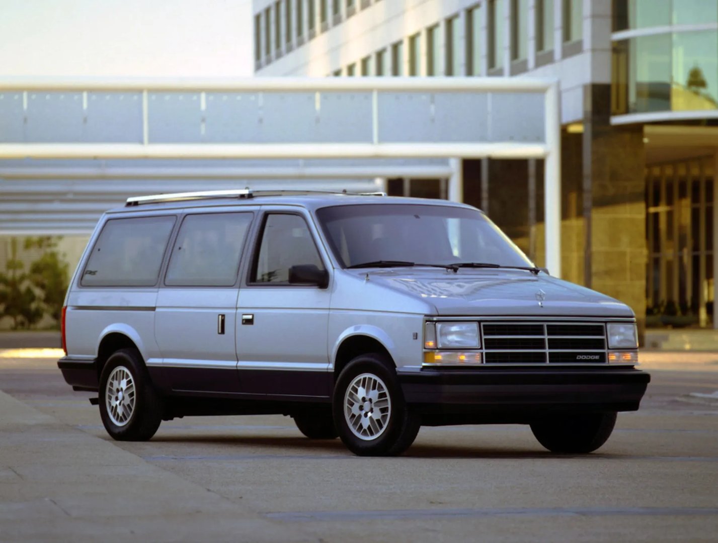 Dodge_Caravan_1_generation__Minivan__3.jpg