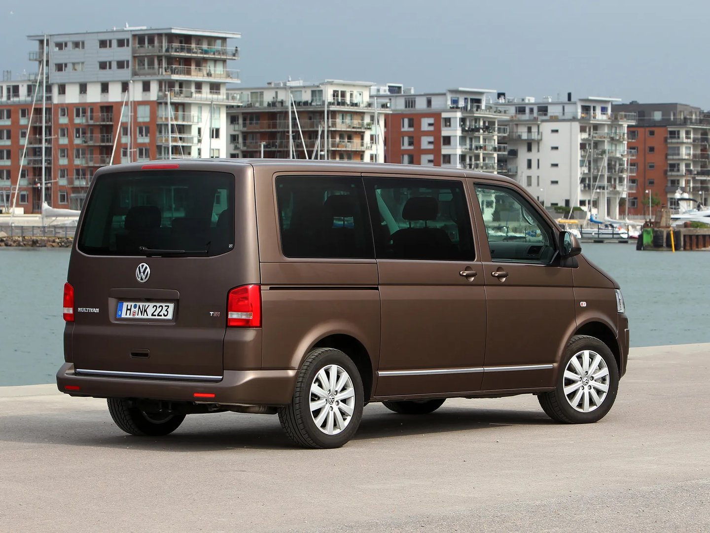 Volkswagen_Multivan_5_generation_restyling__Minivan__12.jpg
