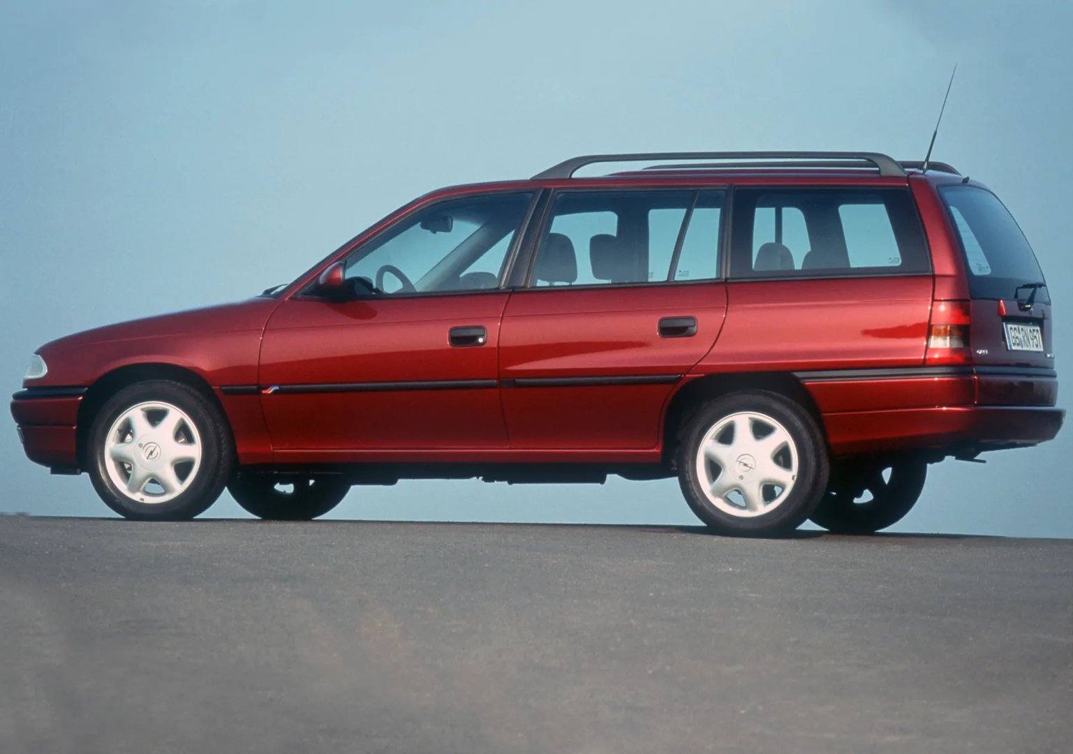 Opel_Astra_1_generation_restyling_1__Estate_5-door__4.jpg