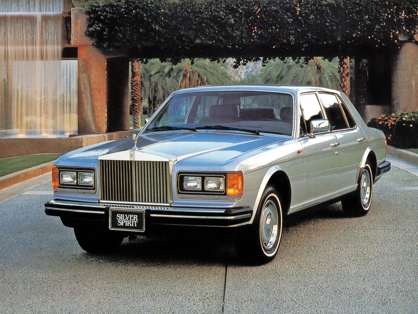 Rolls-Royce_Silver_Spirit_1_generation__Sedan__3.jpg
