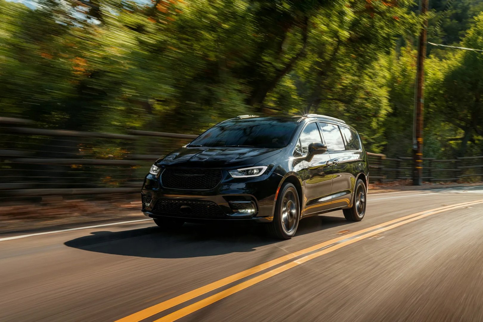 Chrysler_Pacifica_2_generation_restyling__Minivan__5.jpg