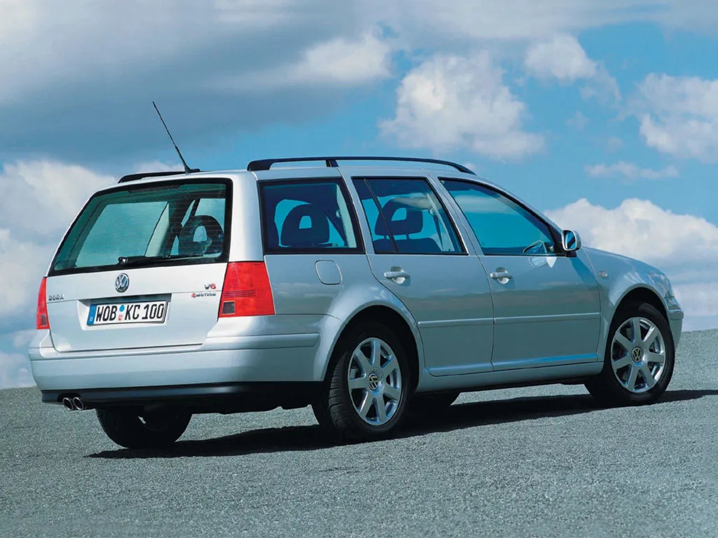 Volkswagen_Bora_1_generation__Estate_5-door__8.jpg