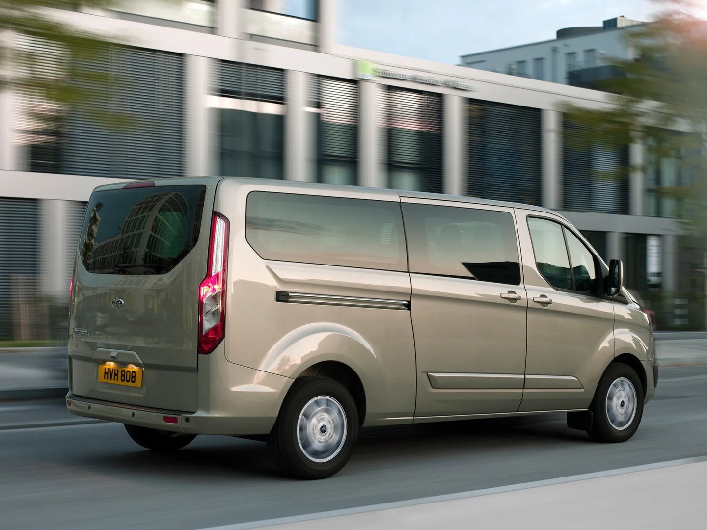 Ford_Tourneo_Custom_1_generation__Minivan__2.jpg