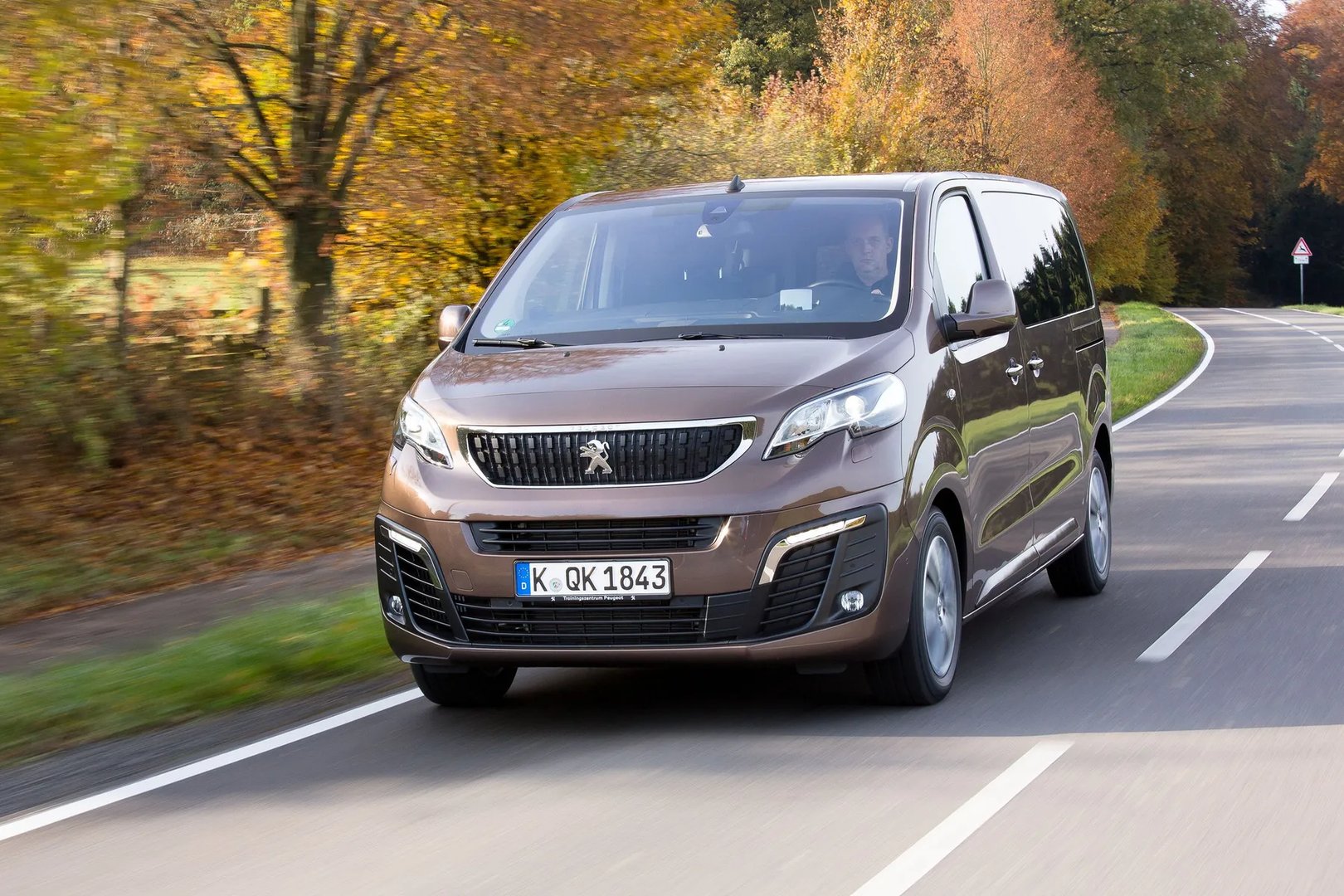 Peugeot_Traveller_1_generation__Minivan__3.jpg
