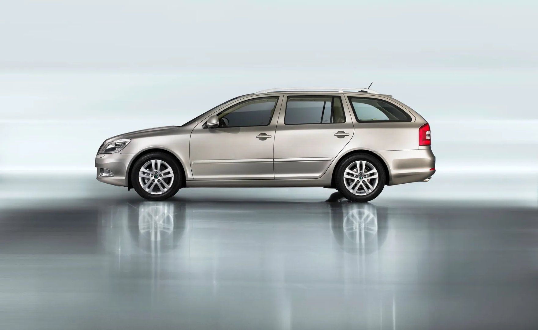 Skoda_Octavia_2_generation_restyling__Estate_5-door__1.jpg