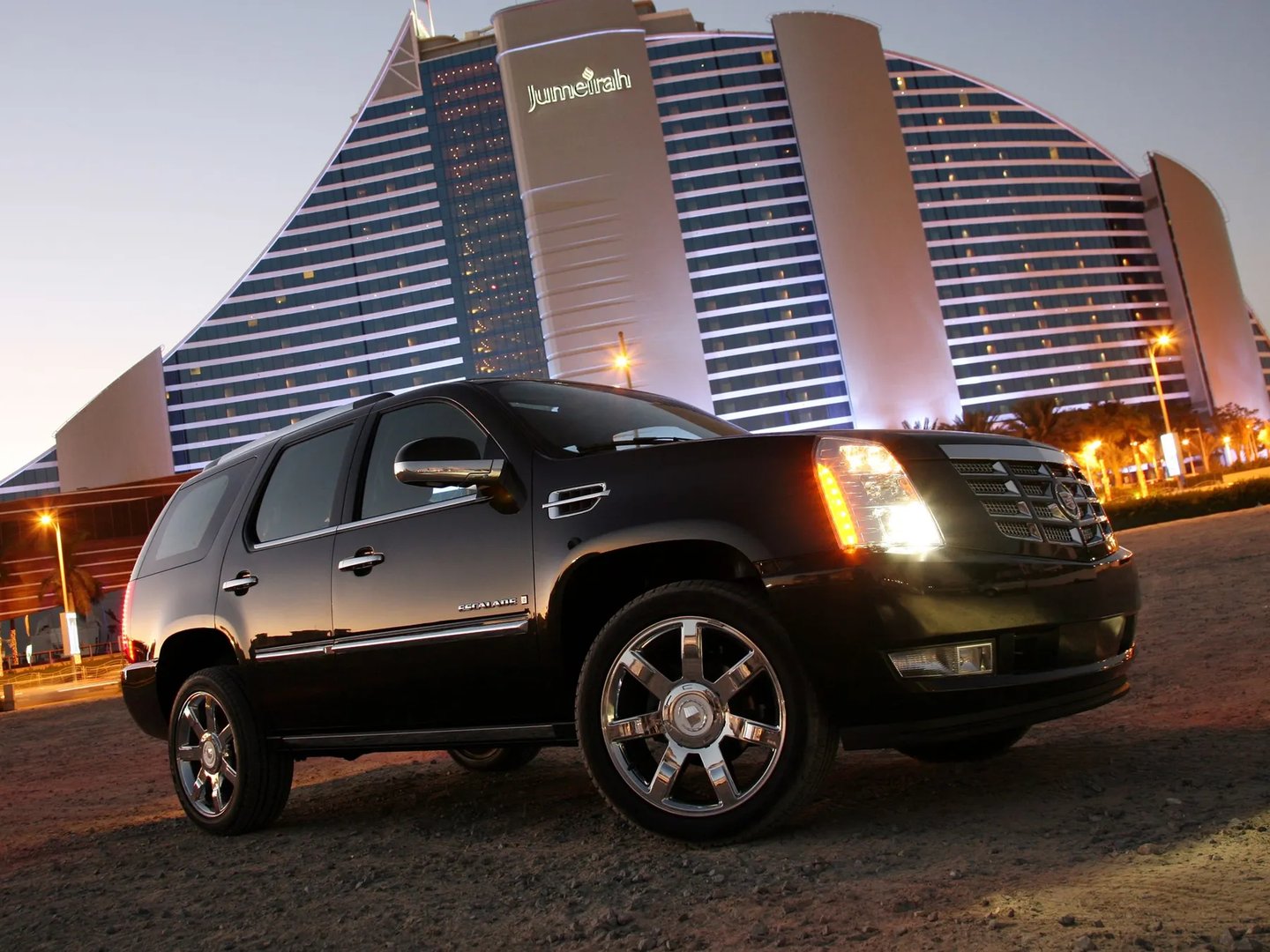 Cadillac_Escalade_3_generation__SUV_5-doors__8.jpg