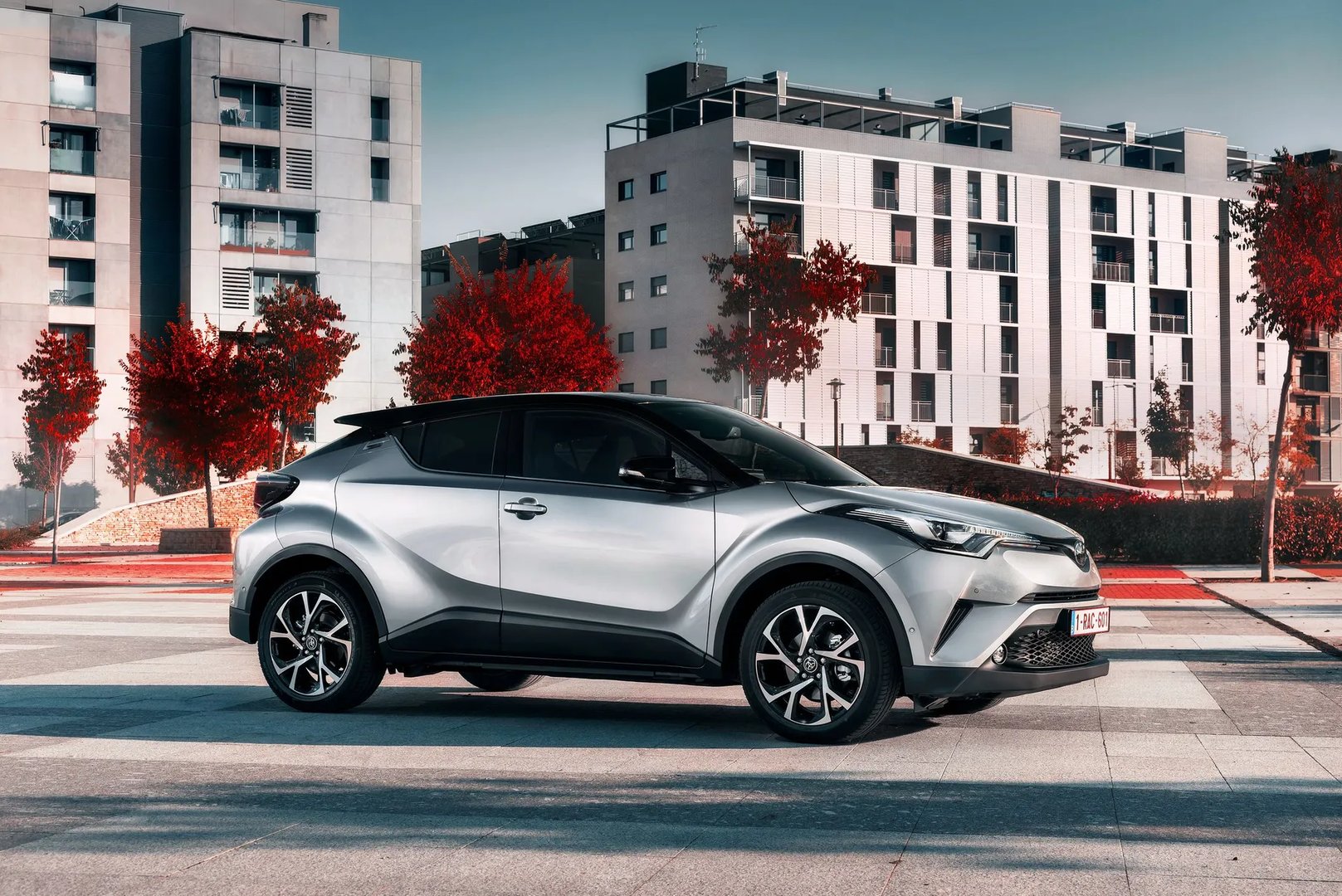 Toyota_C-HR_1_generation__SUV_5-doors__5.jpg