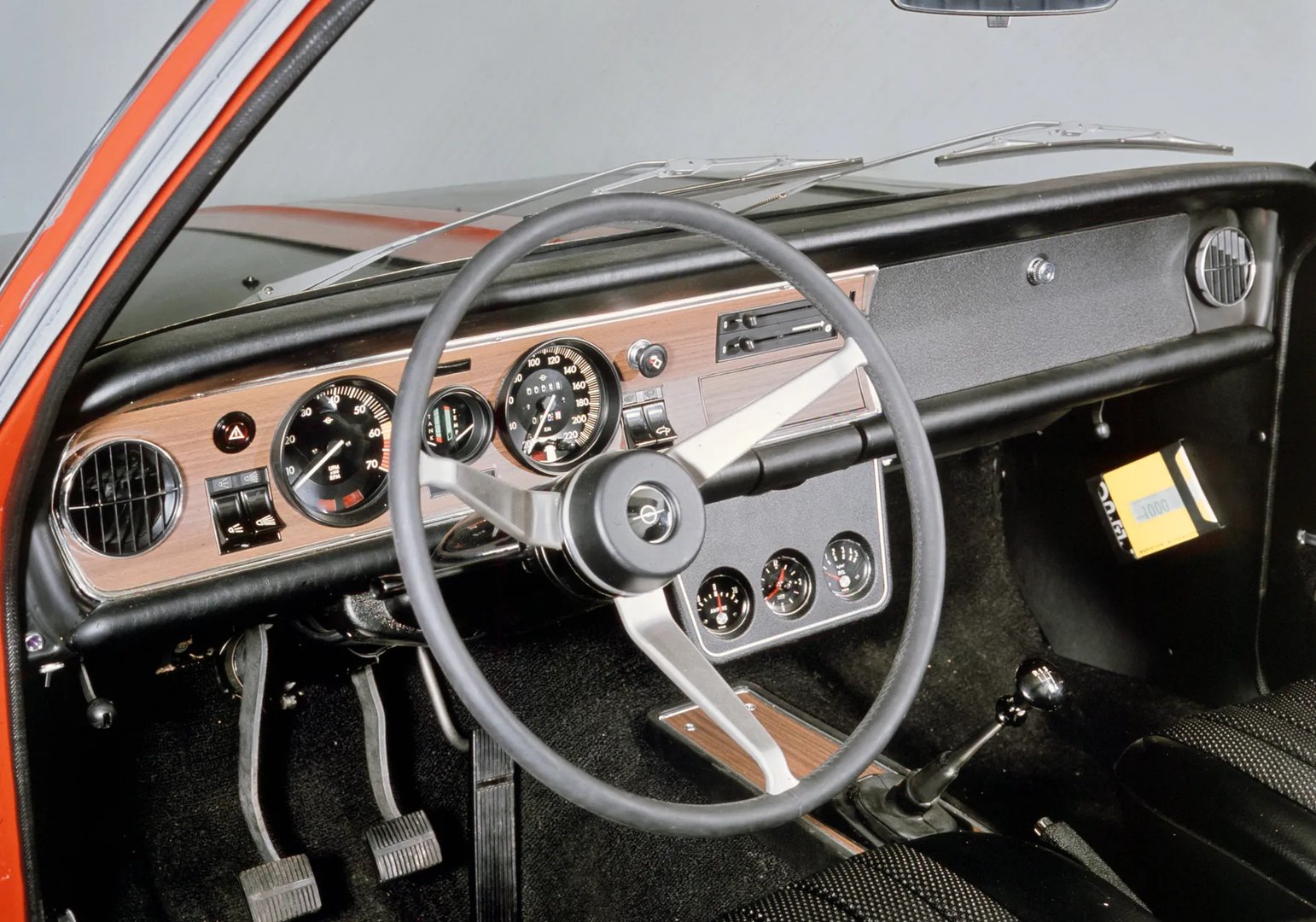 Opel_Commodore_1_generation__Coupe__8.jpg