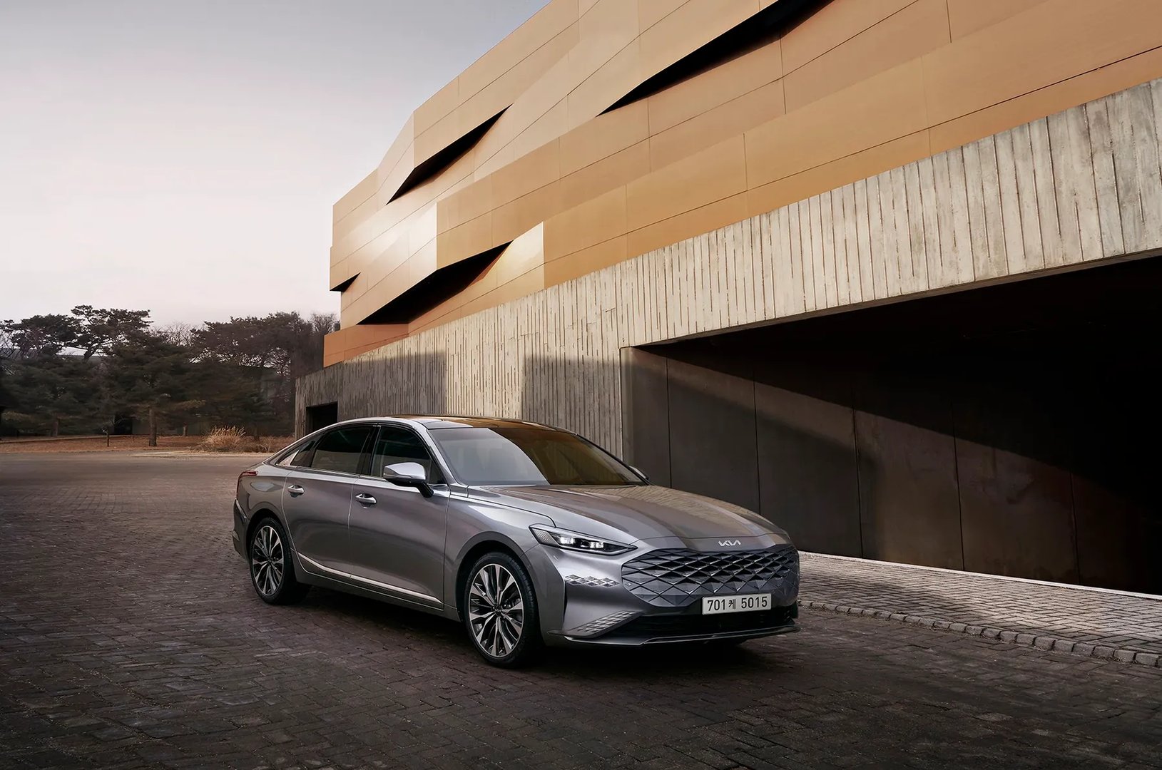 Kia_K8_1_generation__Sedan__main.jpg
