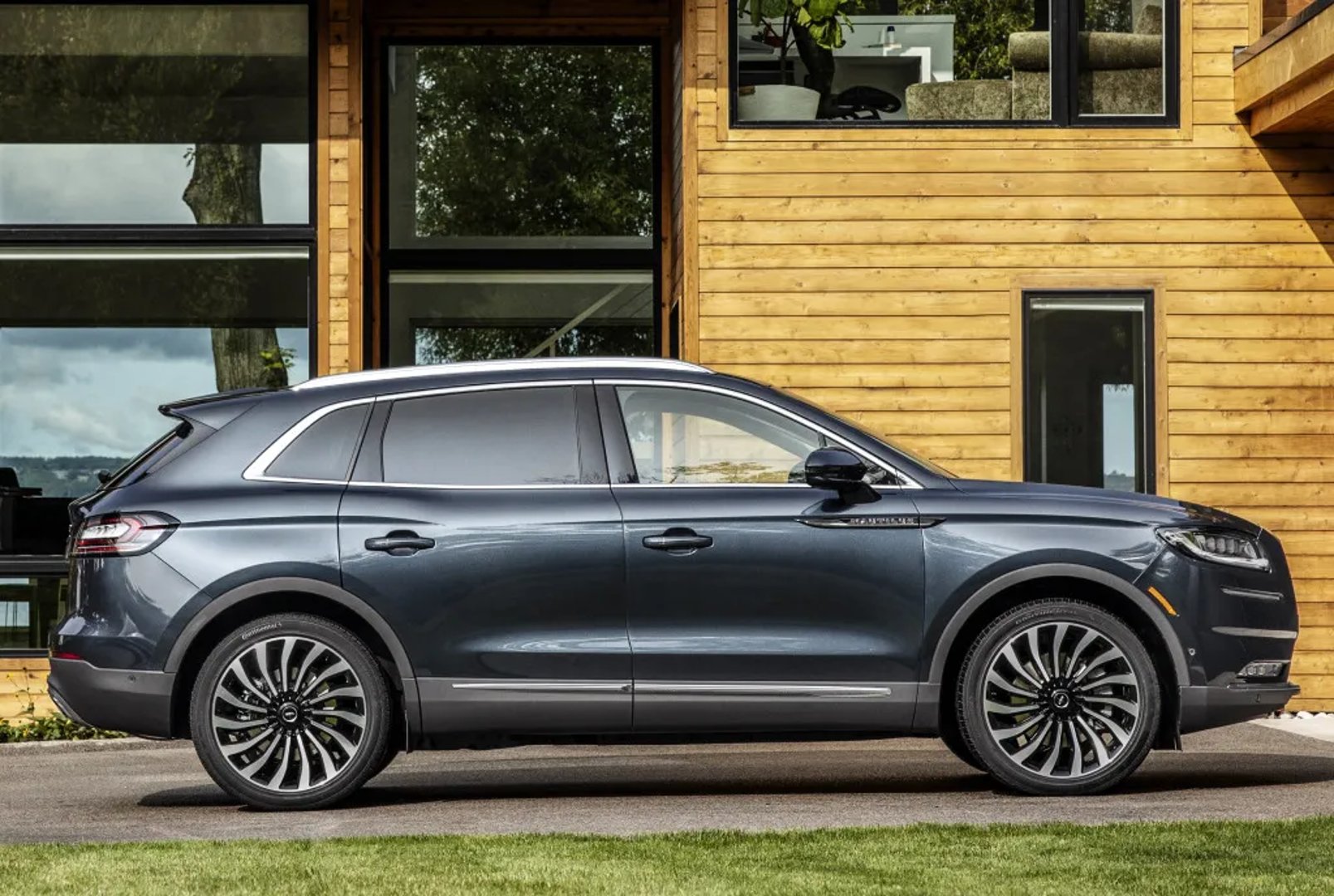 Lincoln_Nautilus_1_generation_restyling_1__SUV_5-doors__2.jpg