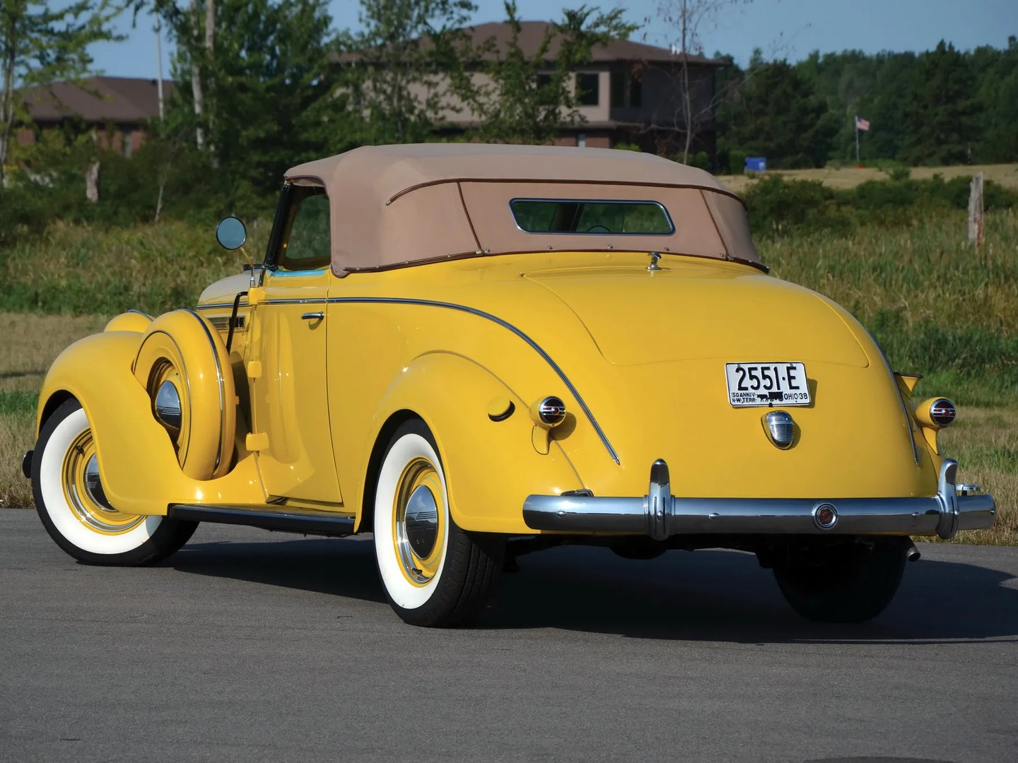 Chrysler_Imperial_4_generation__Cabrio__1.jpg