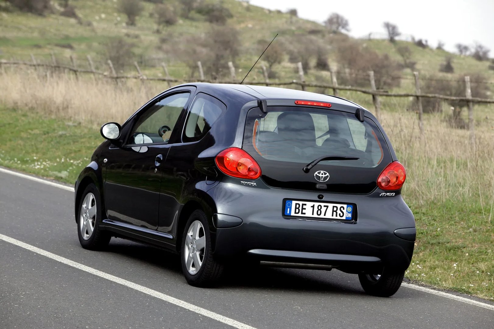 Toyota_Aygo_1_generation__Mini_3-doors__12.jpg