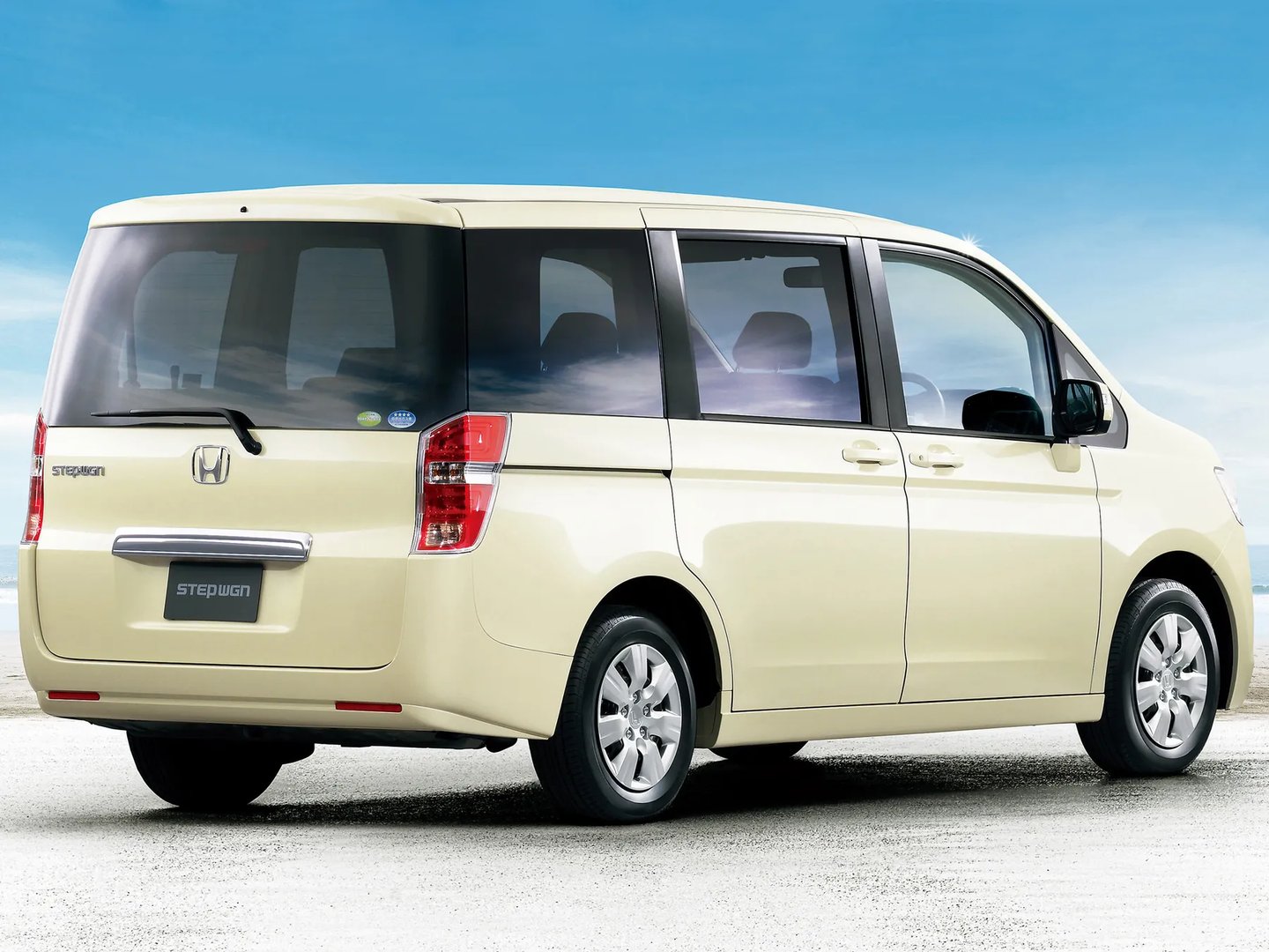 Honda_Stepwgn_4_generation__Minivan__1.jpg