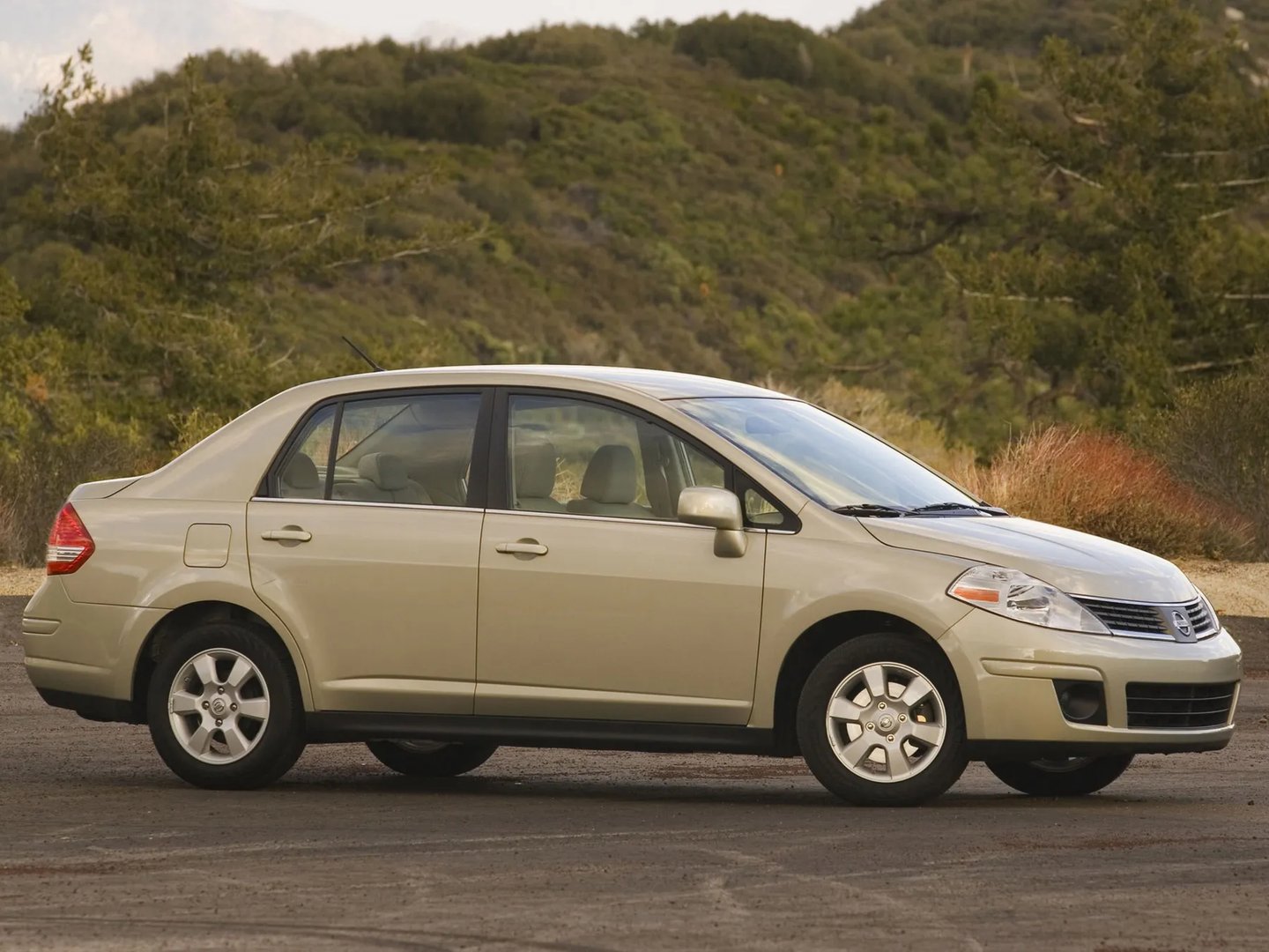 Nissan_Versa_1_generation__Sedan__3.jpg