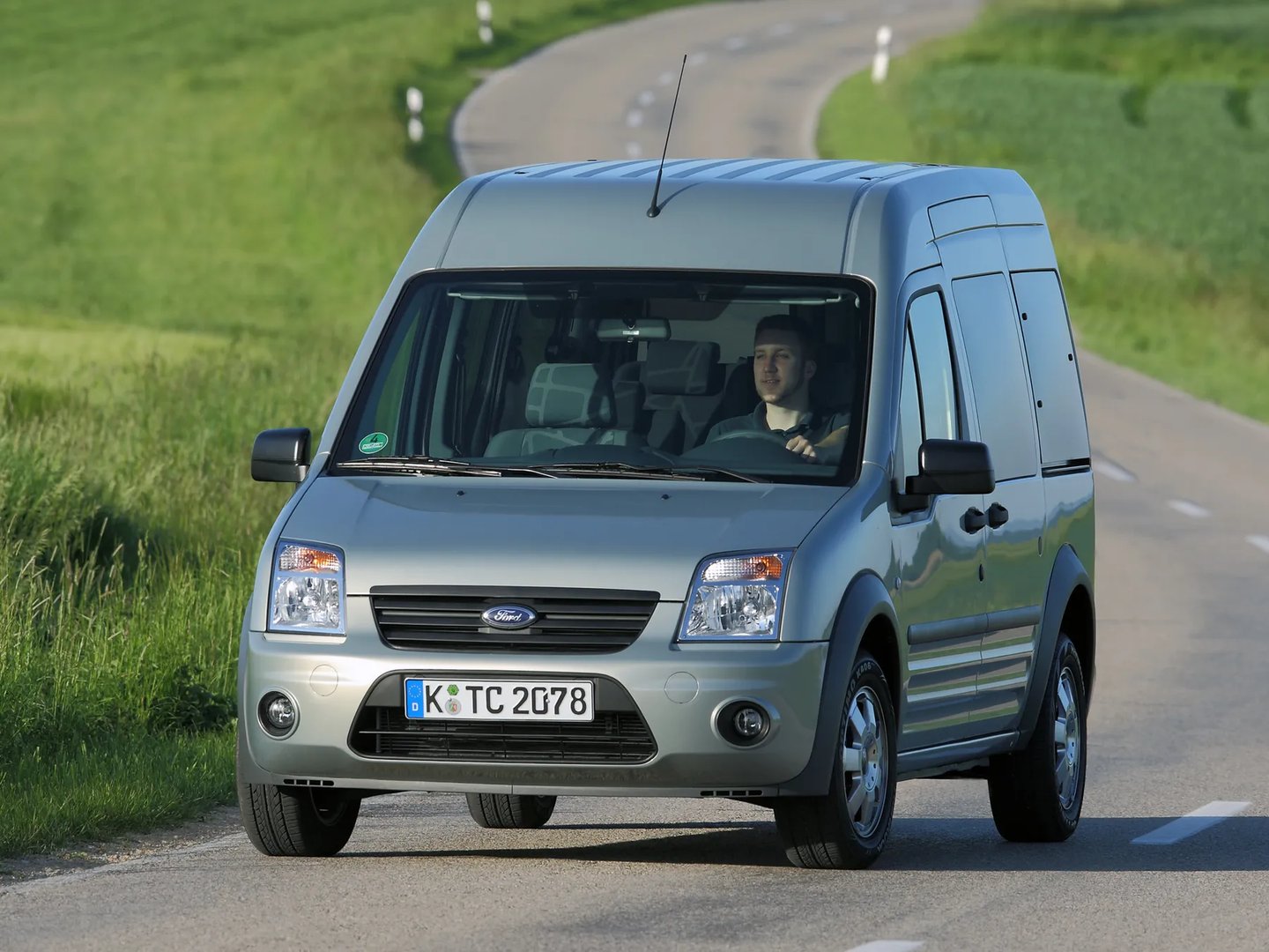 Ford_Tourneo_Connect_1_generation_restyling__Minivan__1.jpg