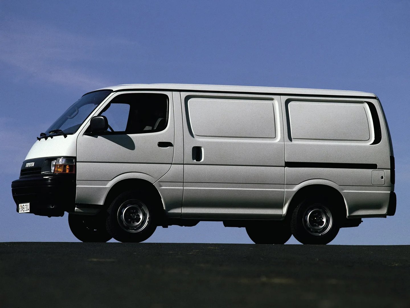 Toyota_HiAce_2_generation__Van__1.jpg