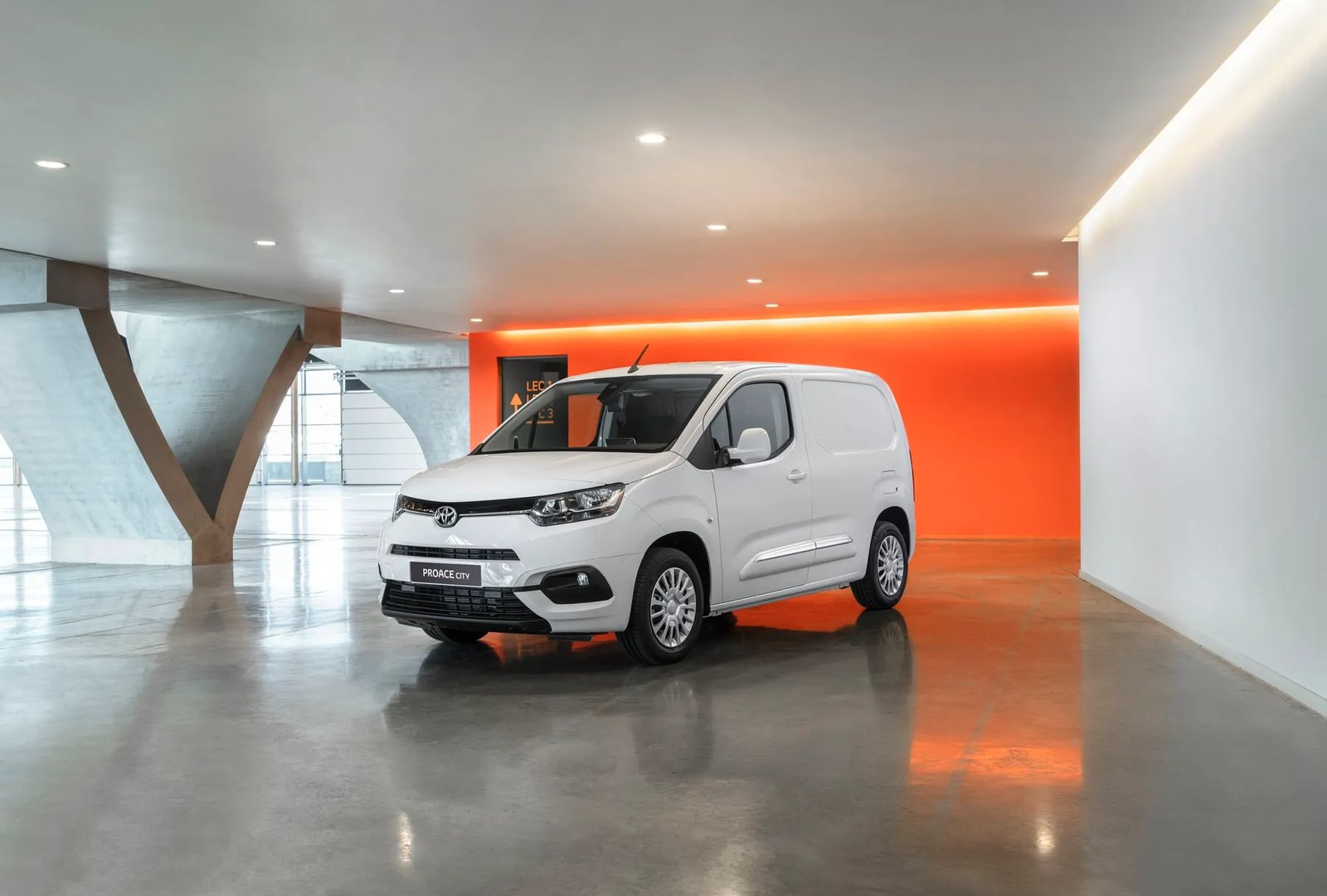 Toyota_ProAce_City_1_generation__Van__6.jpg