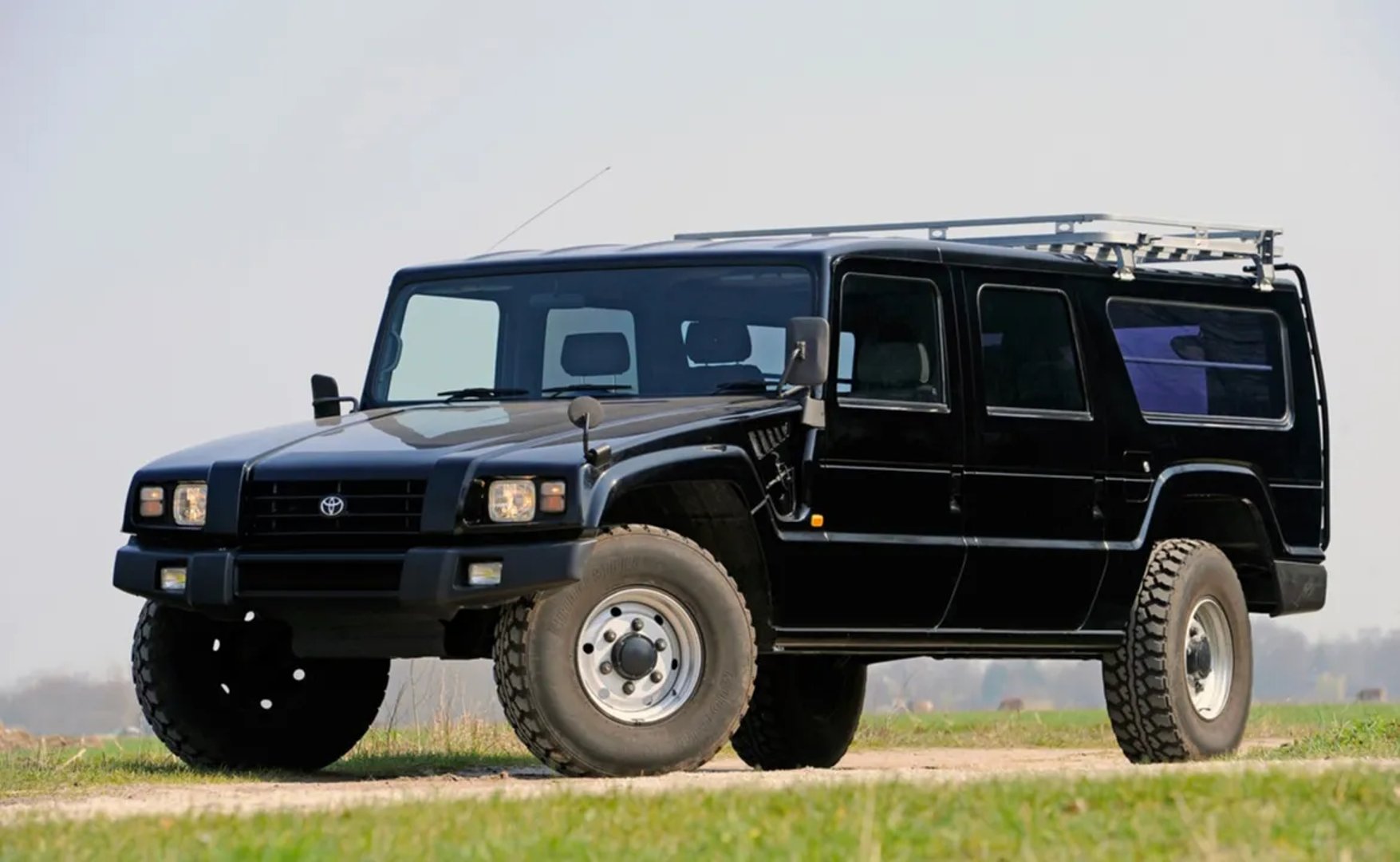 Toyota_Mega_Cruiser_1_generation__SUV_5-doors__3.jpg