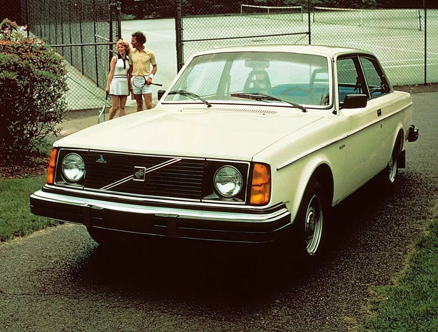 Volvo_240_Series_1_generation__Sedan_2-doors__3.jpg